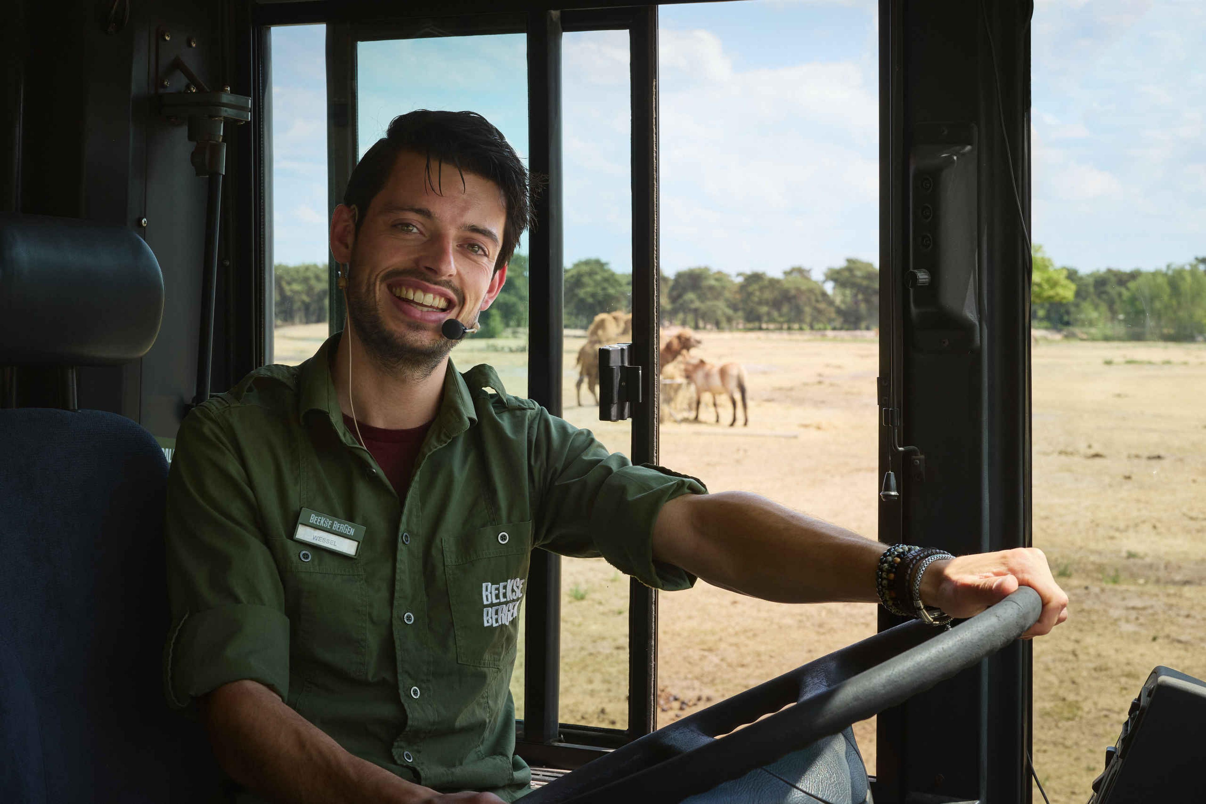 Een medewerker van educatie en beleving bij Beekse Bergen