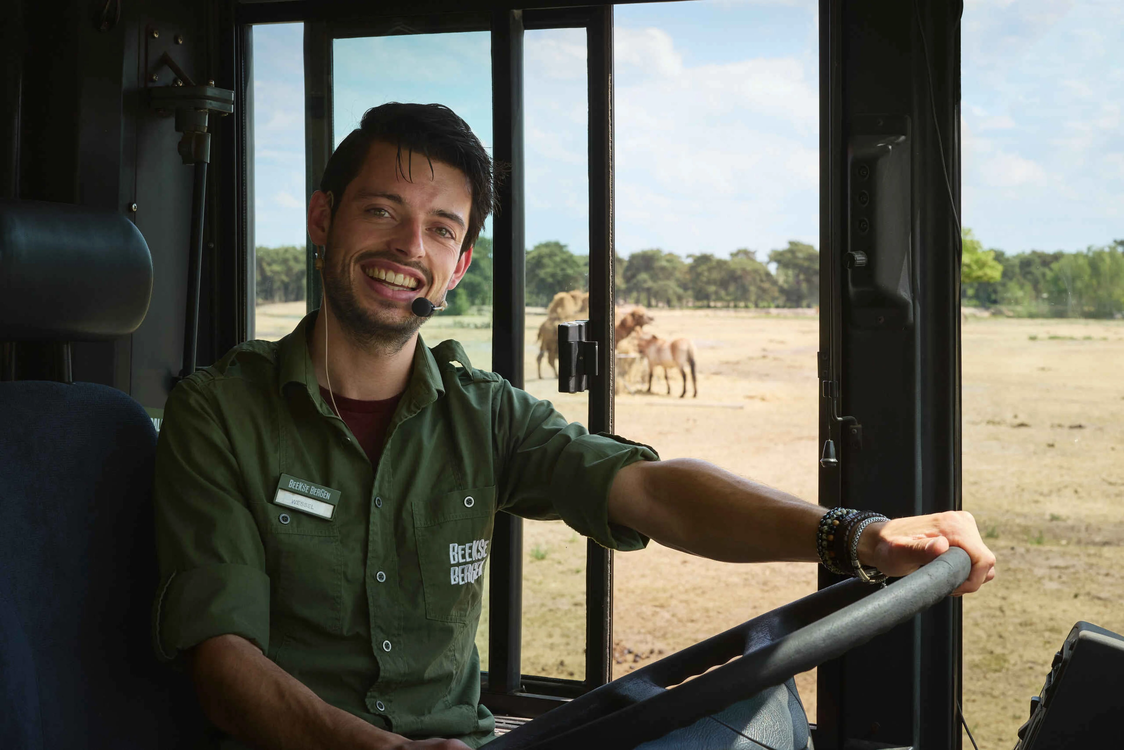 Een medewerker van educatie en beleving bij Beekse Bergen