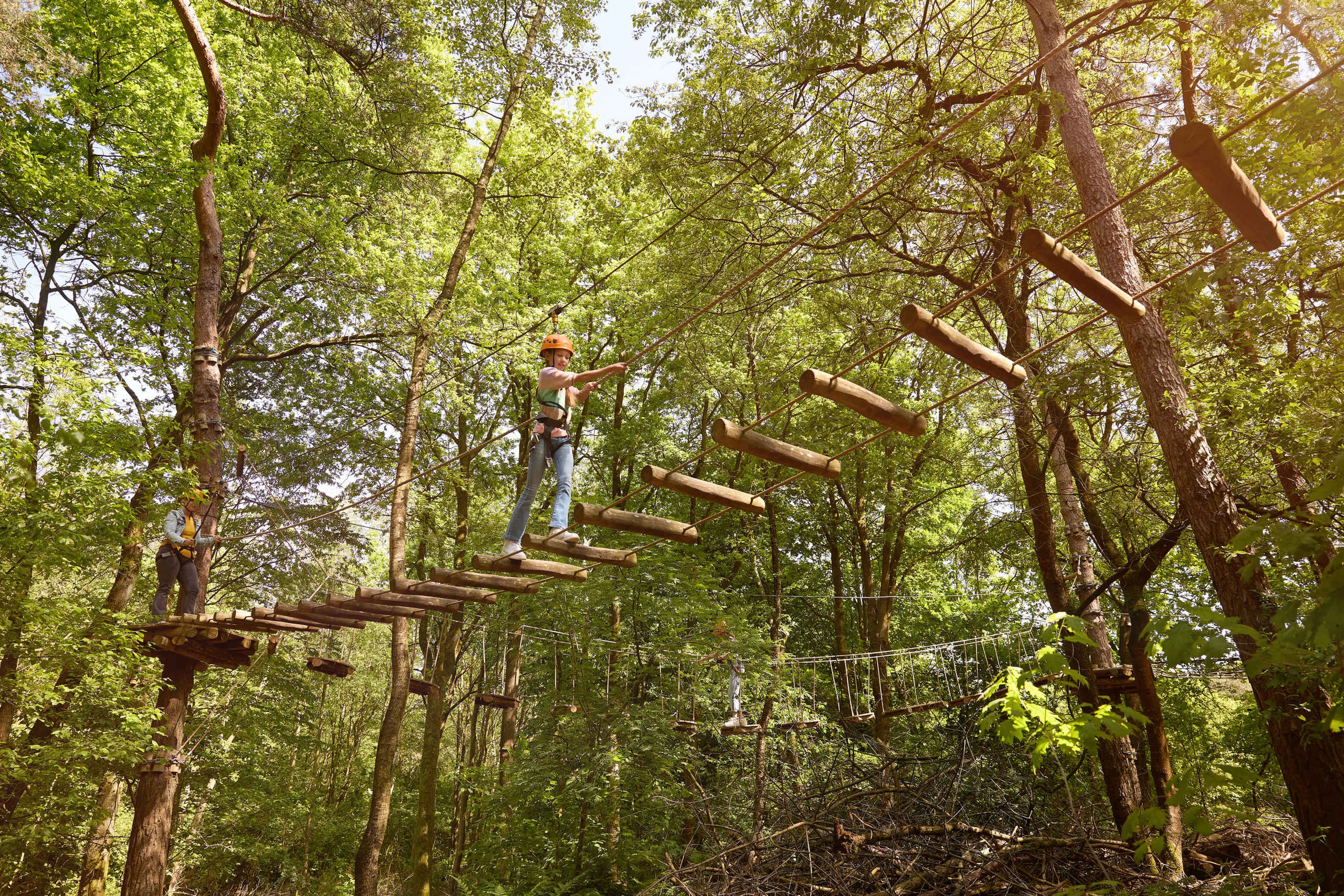 Een meisje klimt op het Klimparcours van Klimrijk Brabant