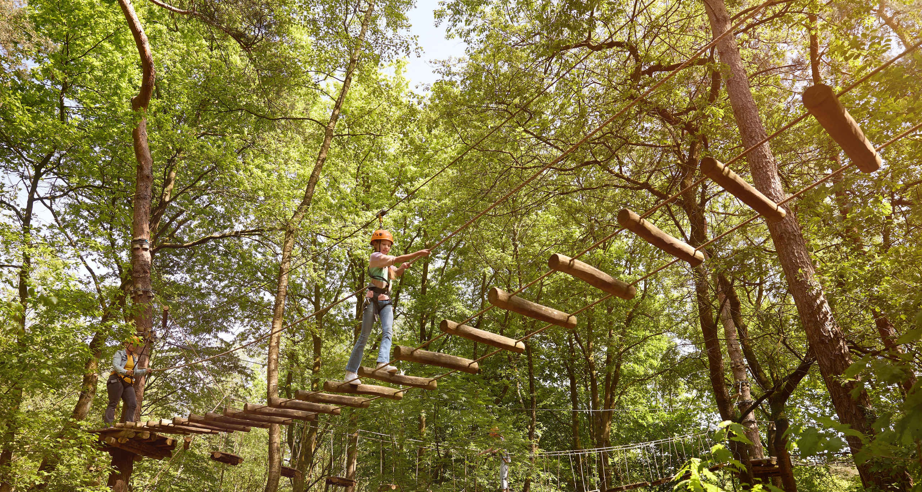 Een meisje klimt op het Klimparcours van Klimrijk Brabant