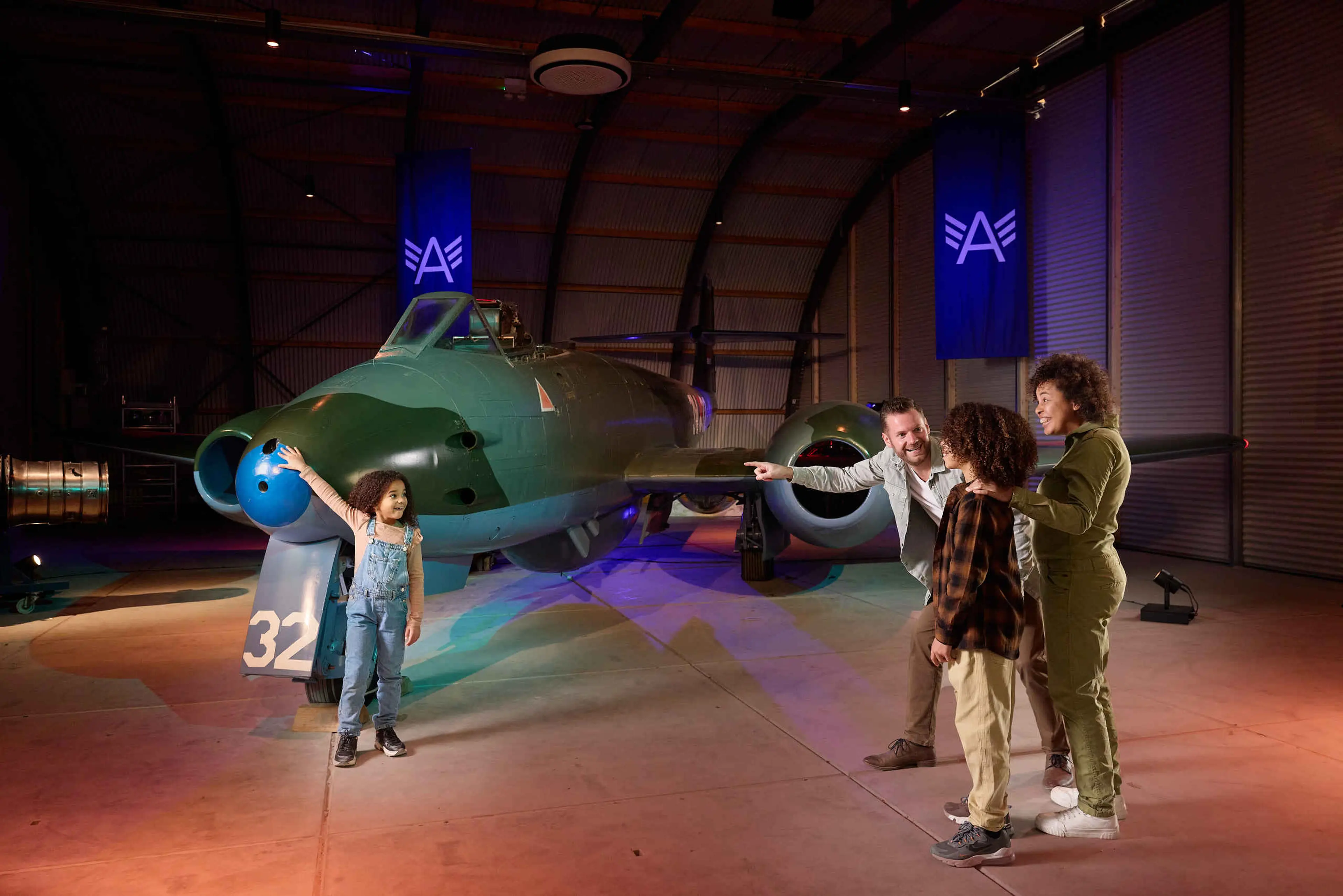 Gezin bij straaljagerexpositie in Luchtvaartmuseum Aviodrome