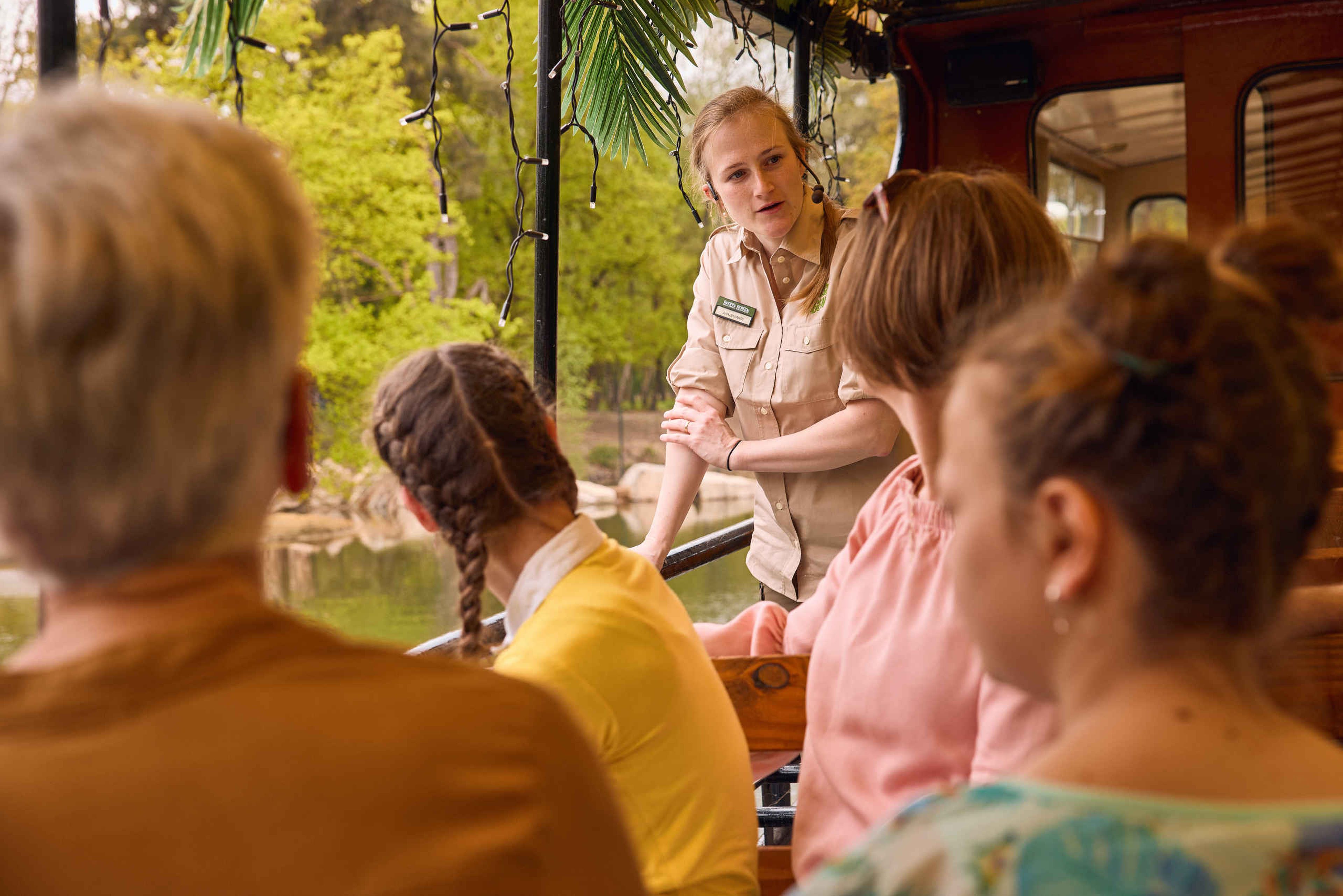 Bootsafari kinderen met gezin en ranger van Safaripark Beekse Bergen