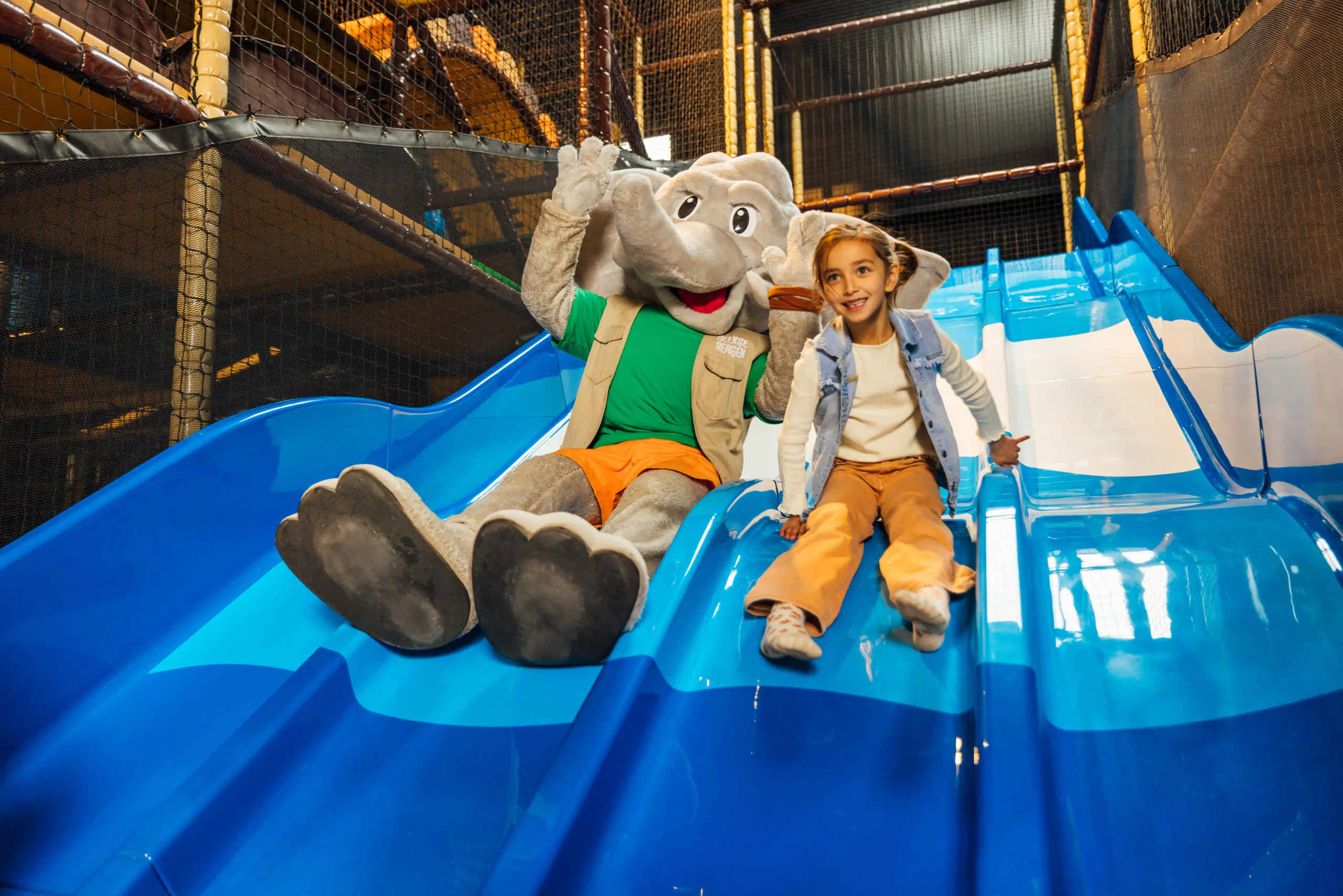 Djambo en meisje op de glijbaan van Speelland Indoor