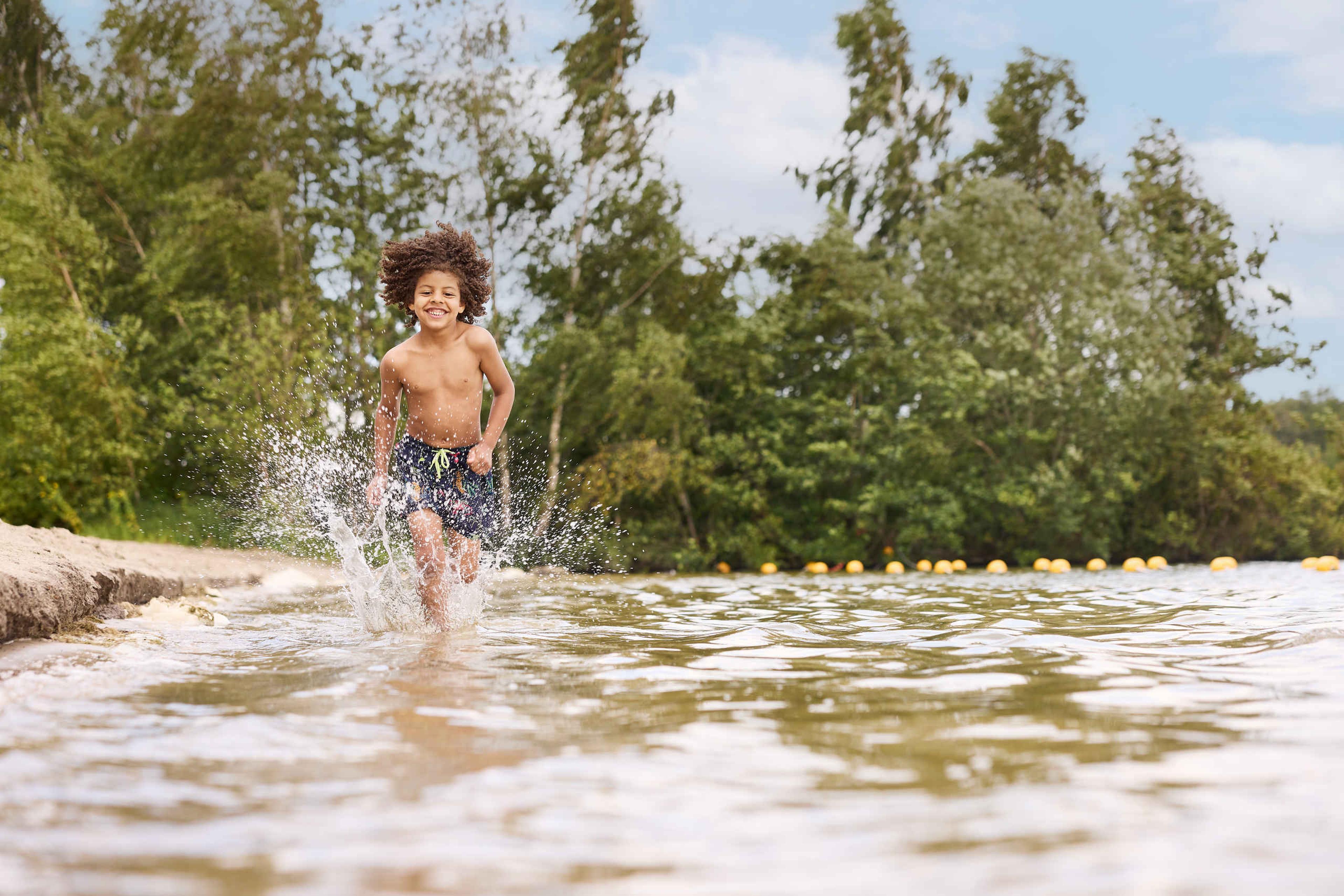 Kind rent door het water bij het strand van Speelland Beekse Bergen