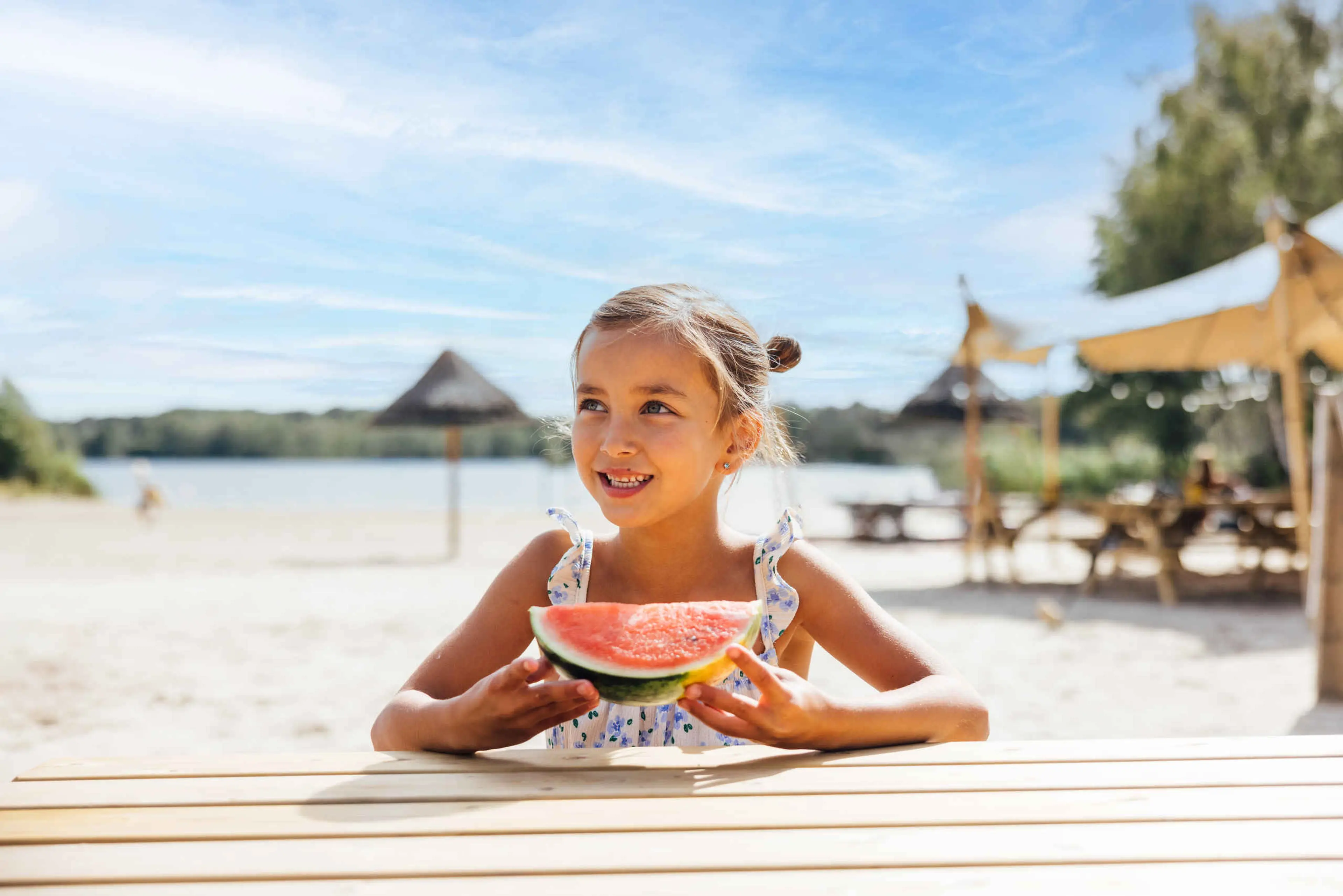 Meisje eet watermeloen in Speelland Beekse Bergen