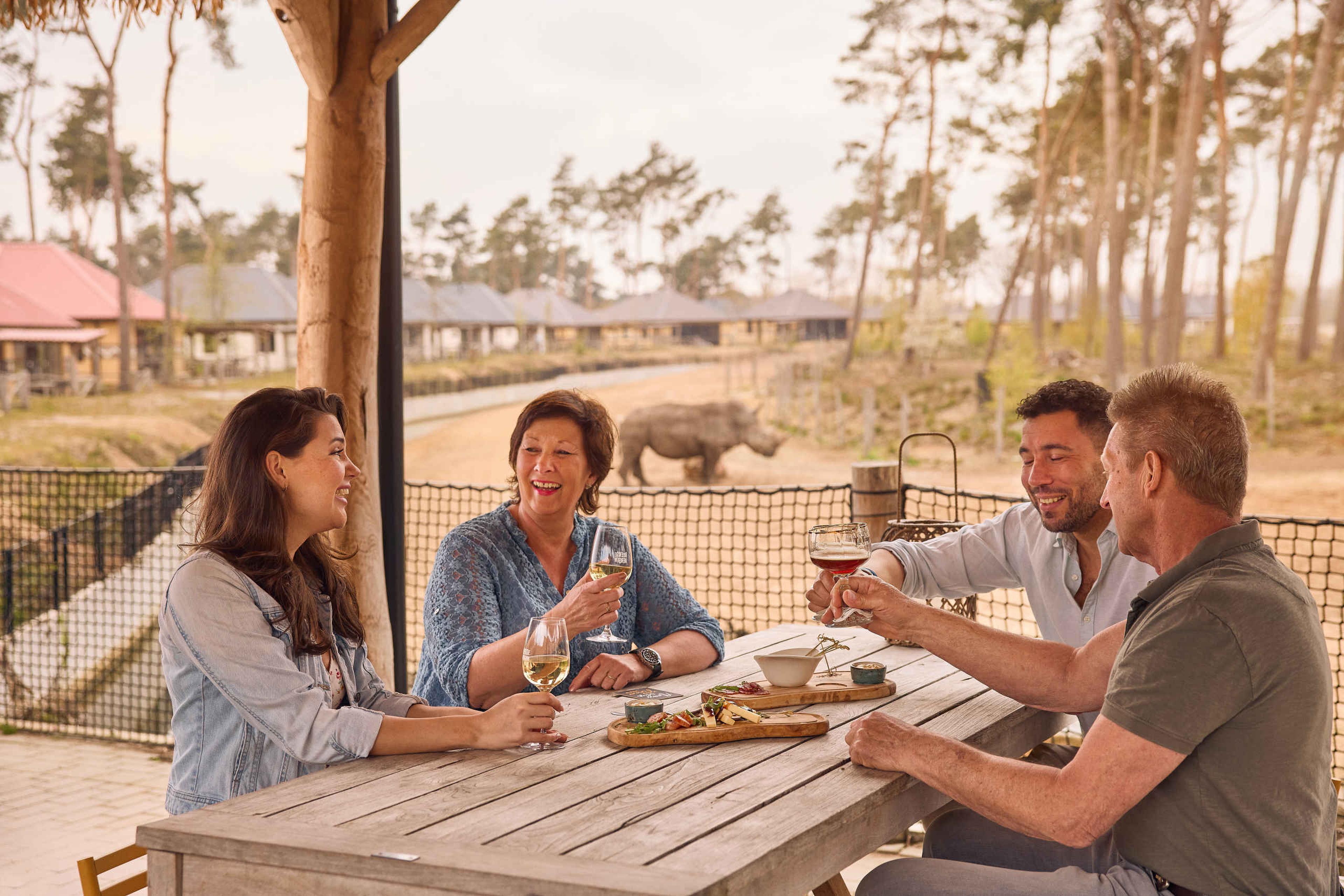 Vrienden dineren op het terras van restaurant Moto in Beekse Bergen