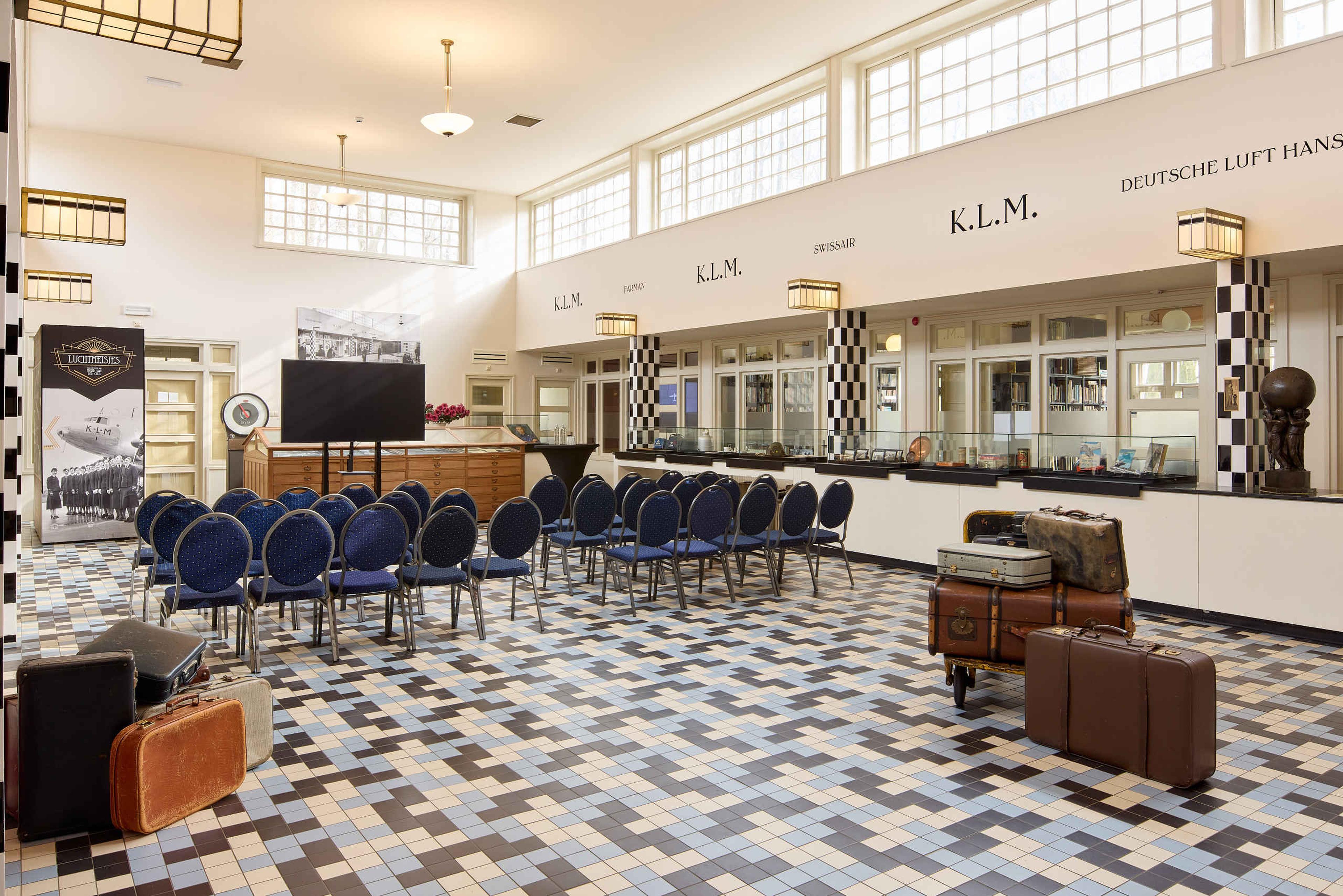 De vertrekhal van het Schiphol 1928 gebouw van Luchtvaartmuseum Aviodrome