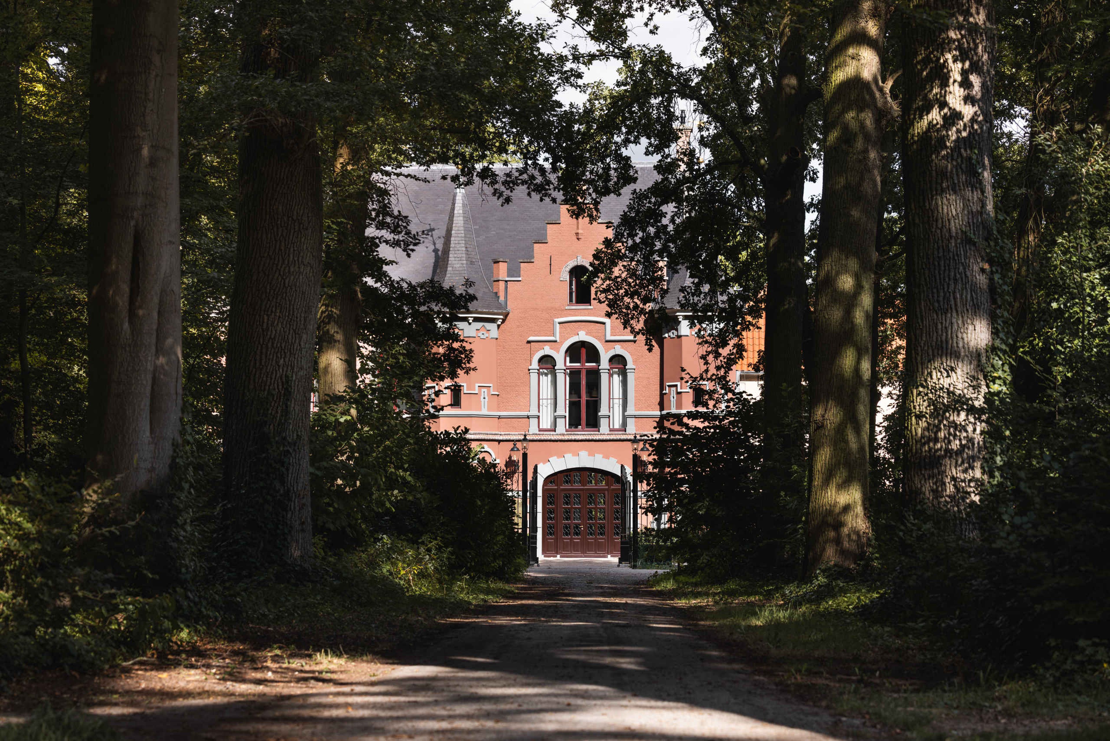 Exterieur in de zomer tussen de boom Kasteel Steenenburg
