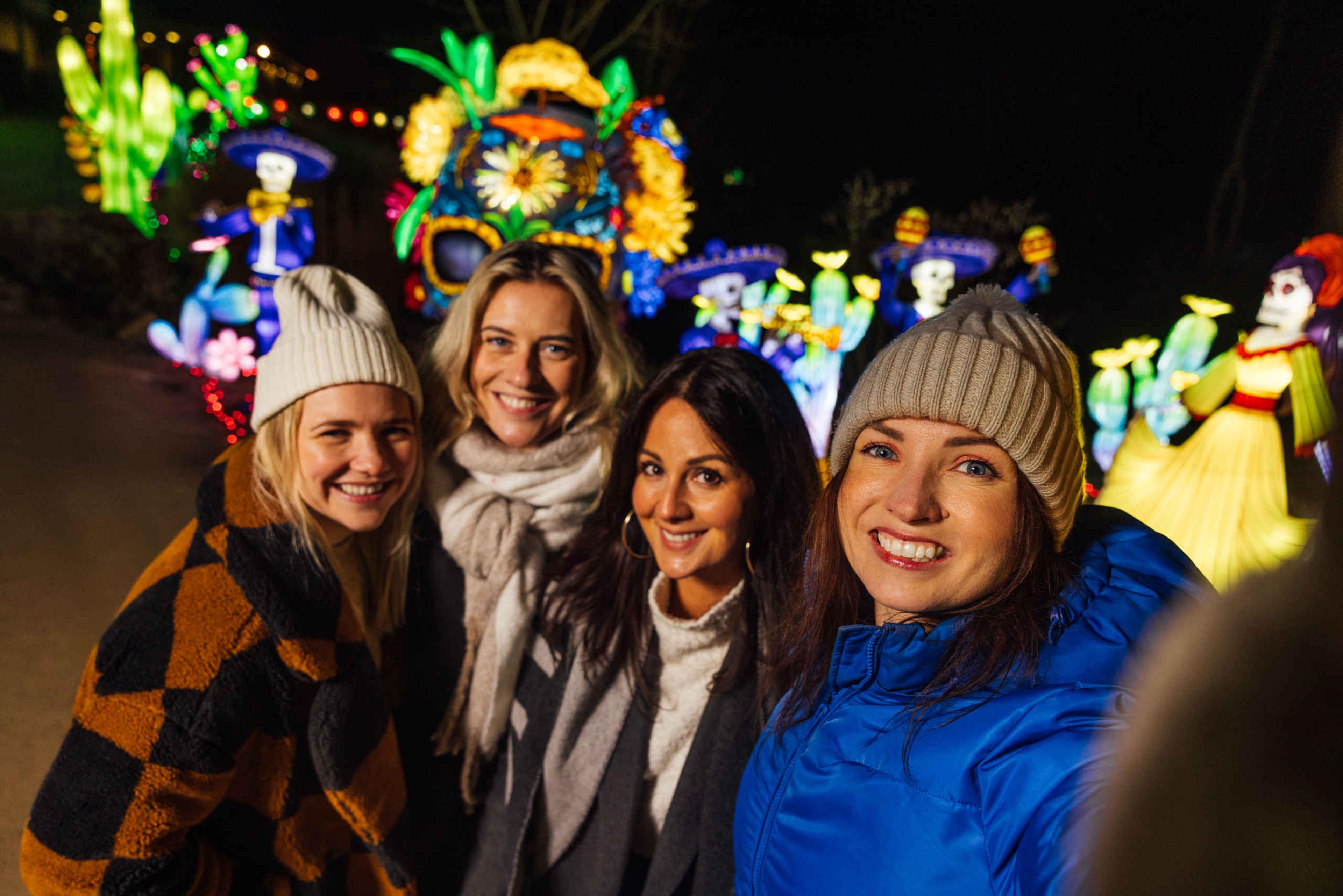Collega's maken een selfie bij Light Safari Beekse Bergen.