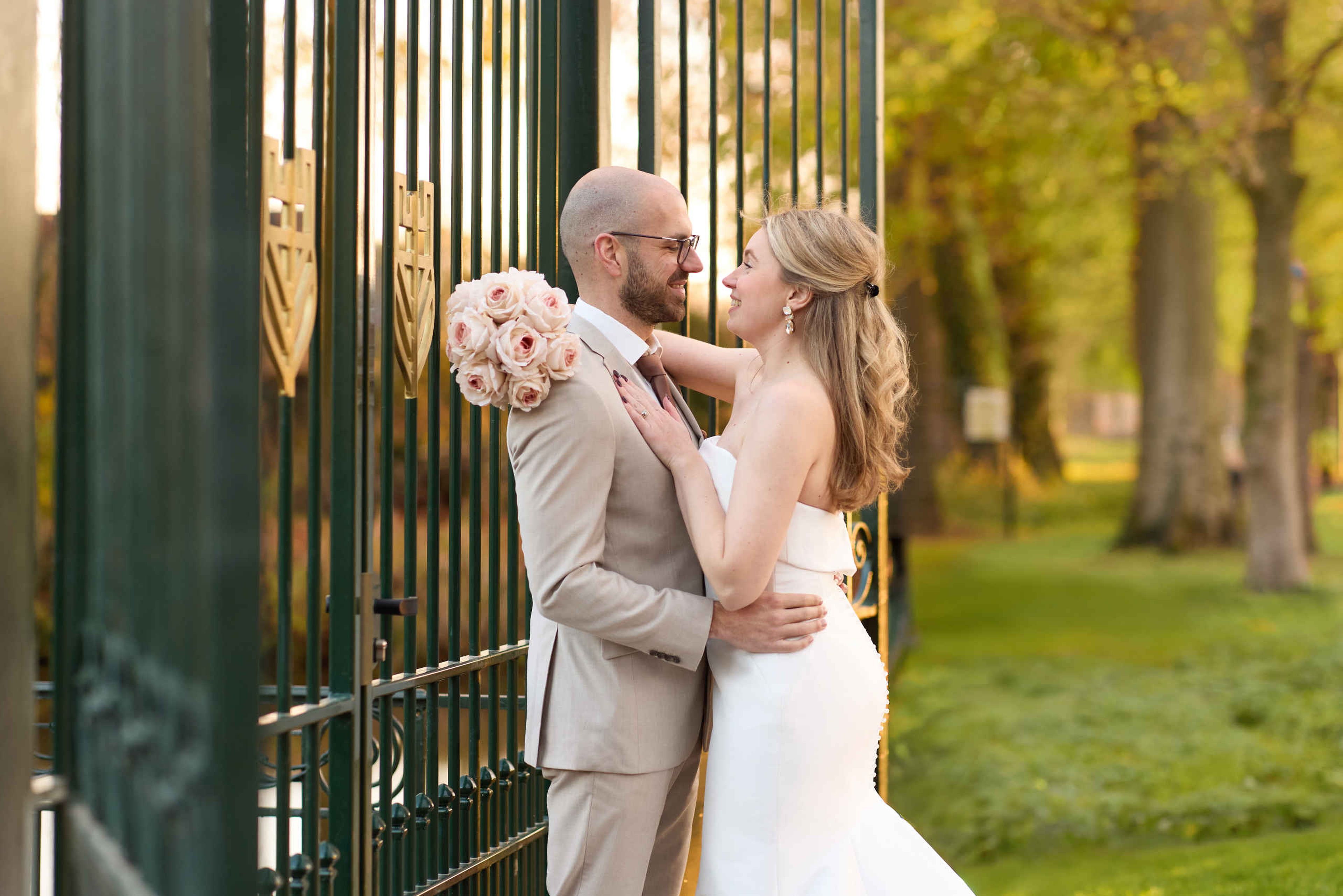 Close-up koppel in de lente/zomer bruiloft in Kasteel Steenenburg
