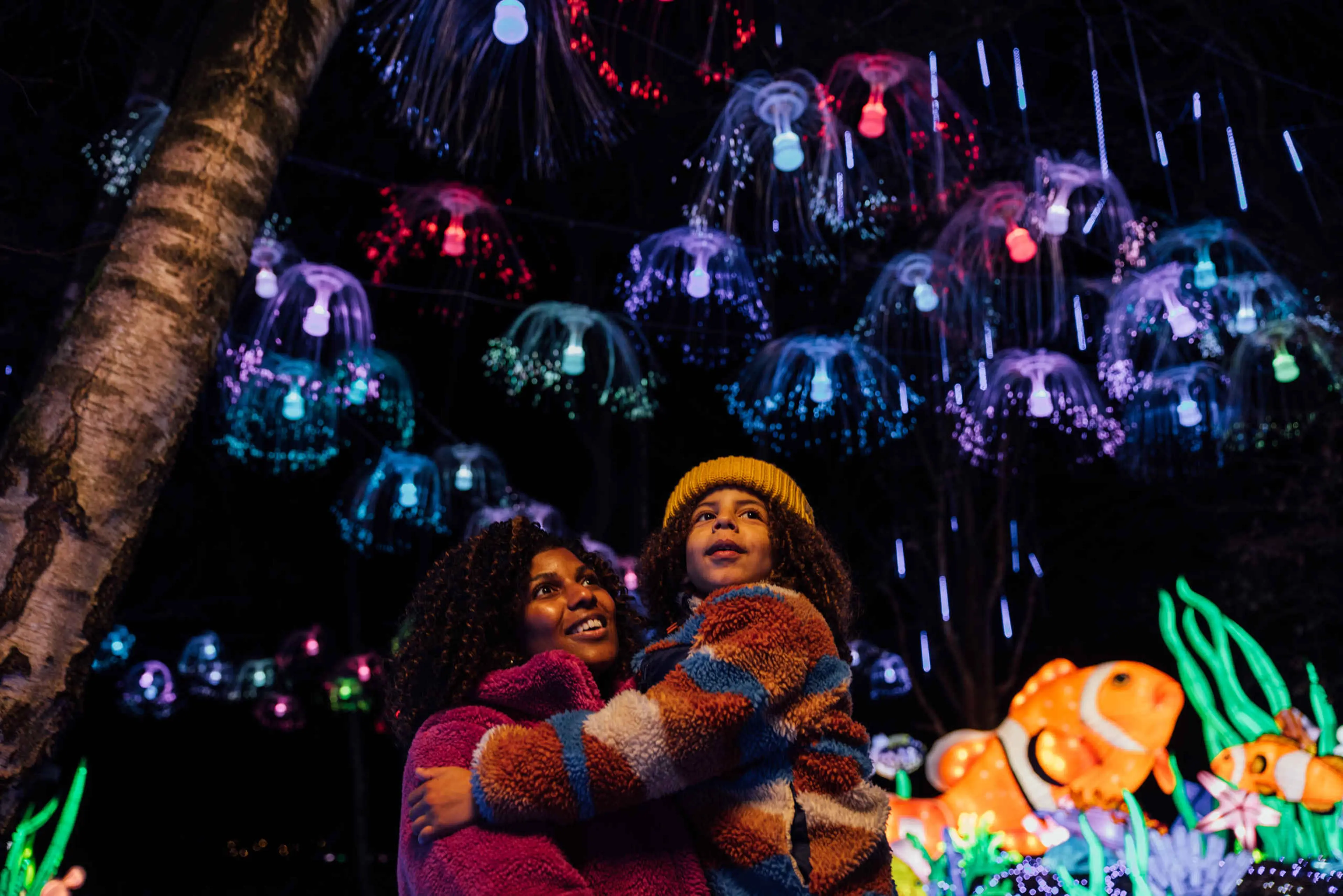 Moeder en kind tijdens Light Safari tussen de kwallen en zeedieren in Safaripark Beekse Bergen