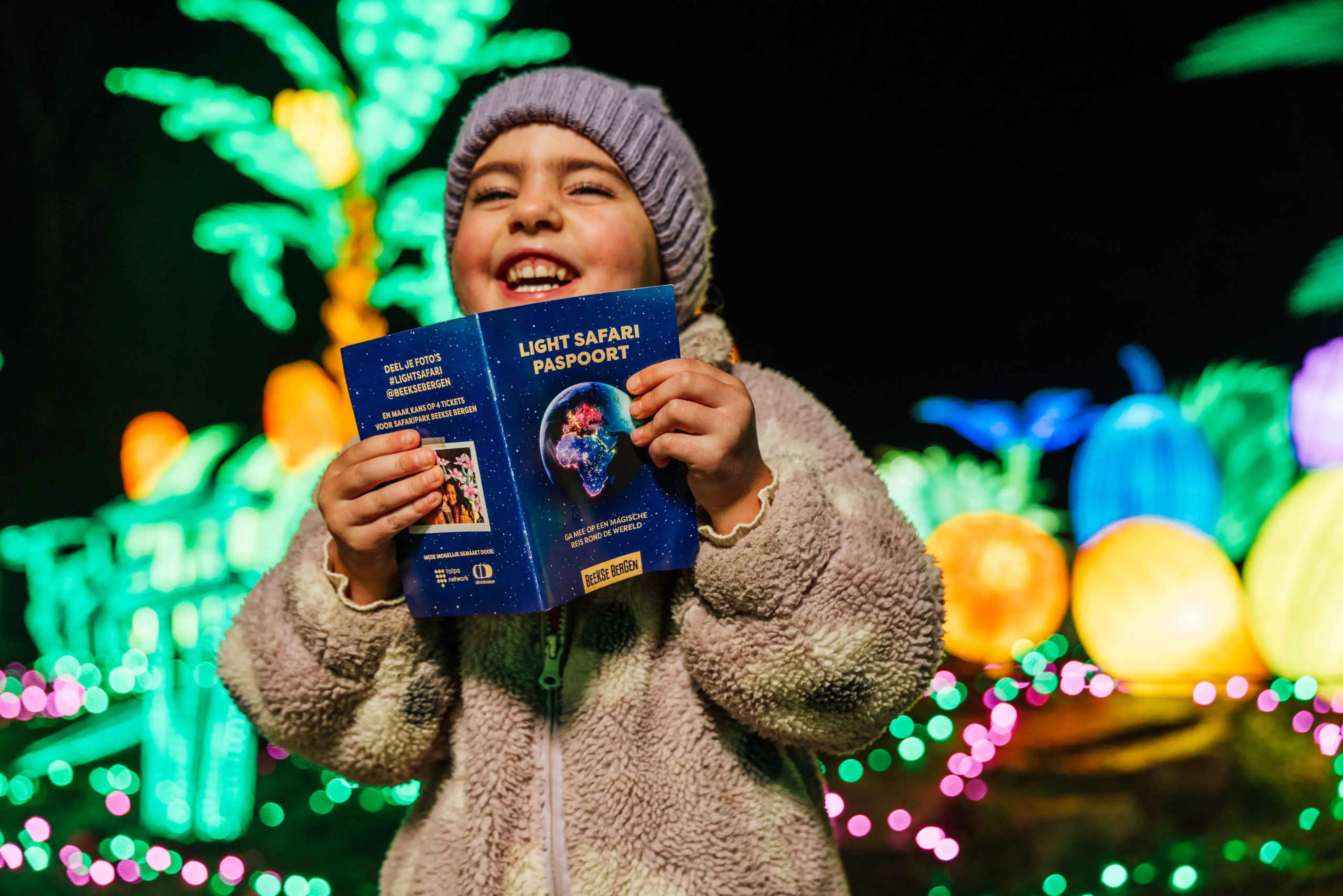 Een meisje heeft het paspoort bij Light Safari in Safaripark Beekse Bergen.