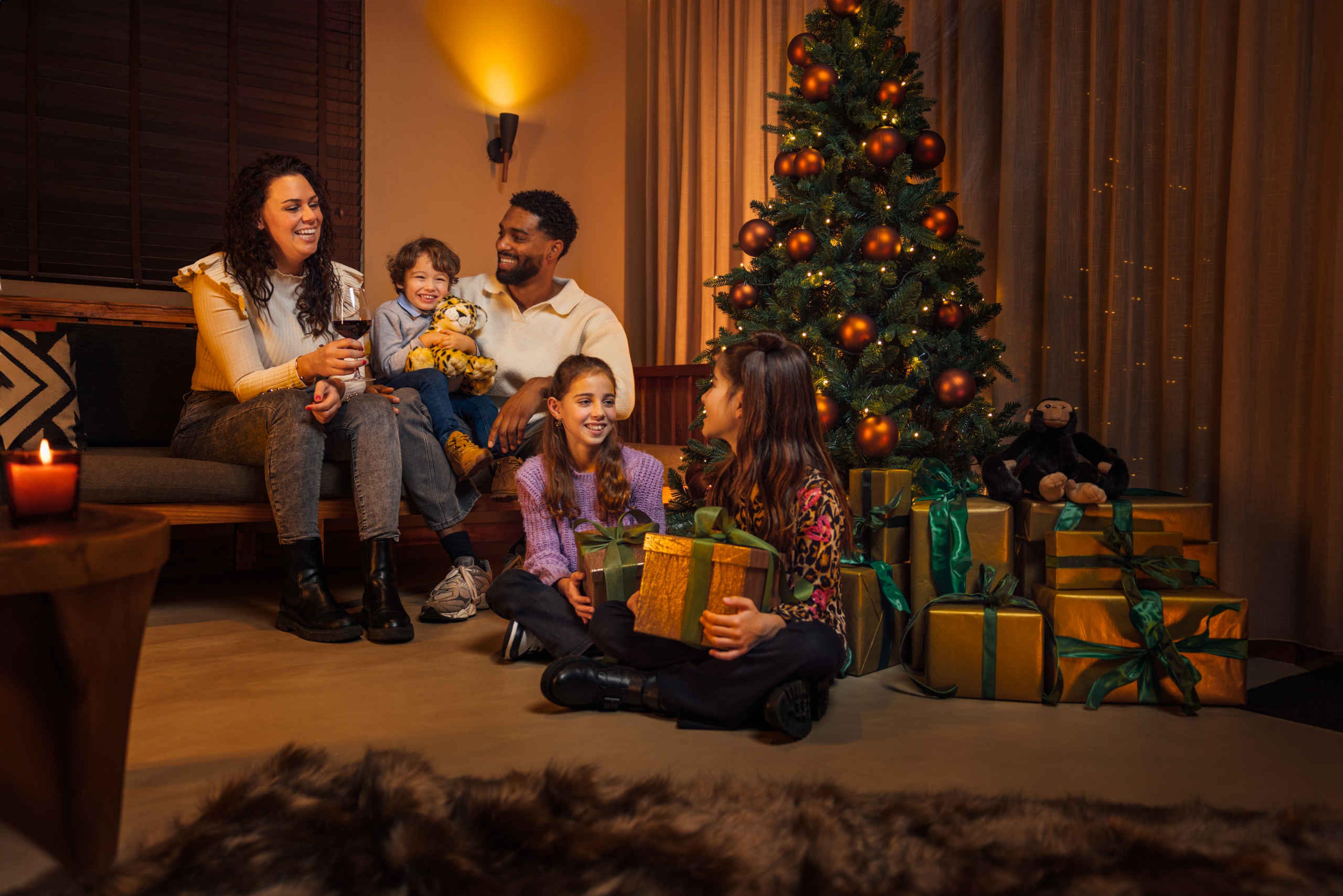 Gezin in een lodge tijdens de kerstvakantie op Safari Resort Beekse Bergen