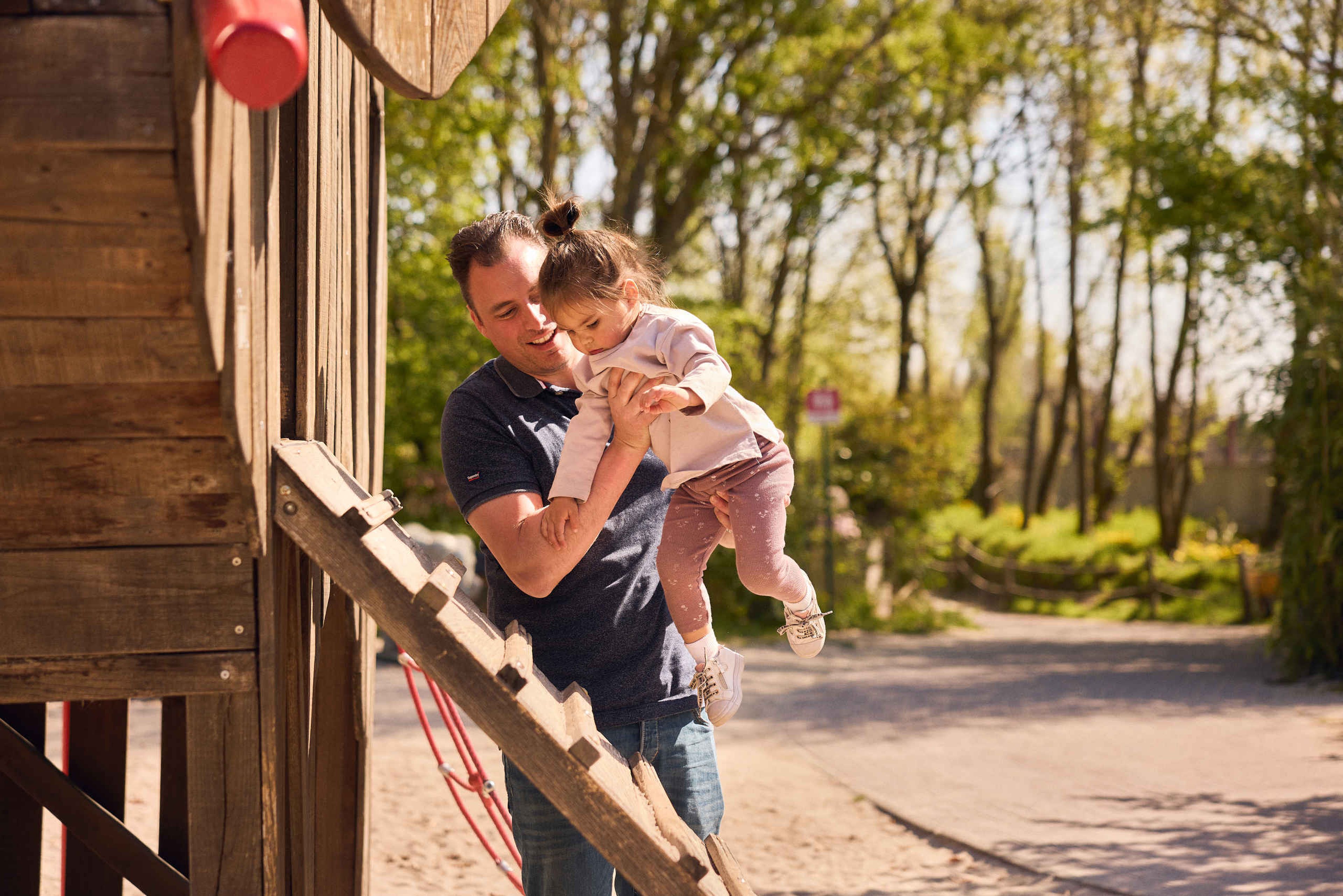 Een man speelt met zijn dochter bij de speeltuin in Eindhoven Zoo.