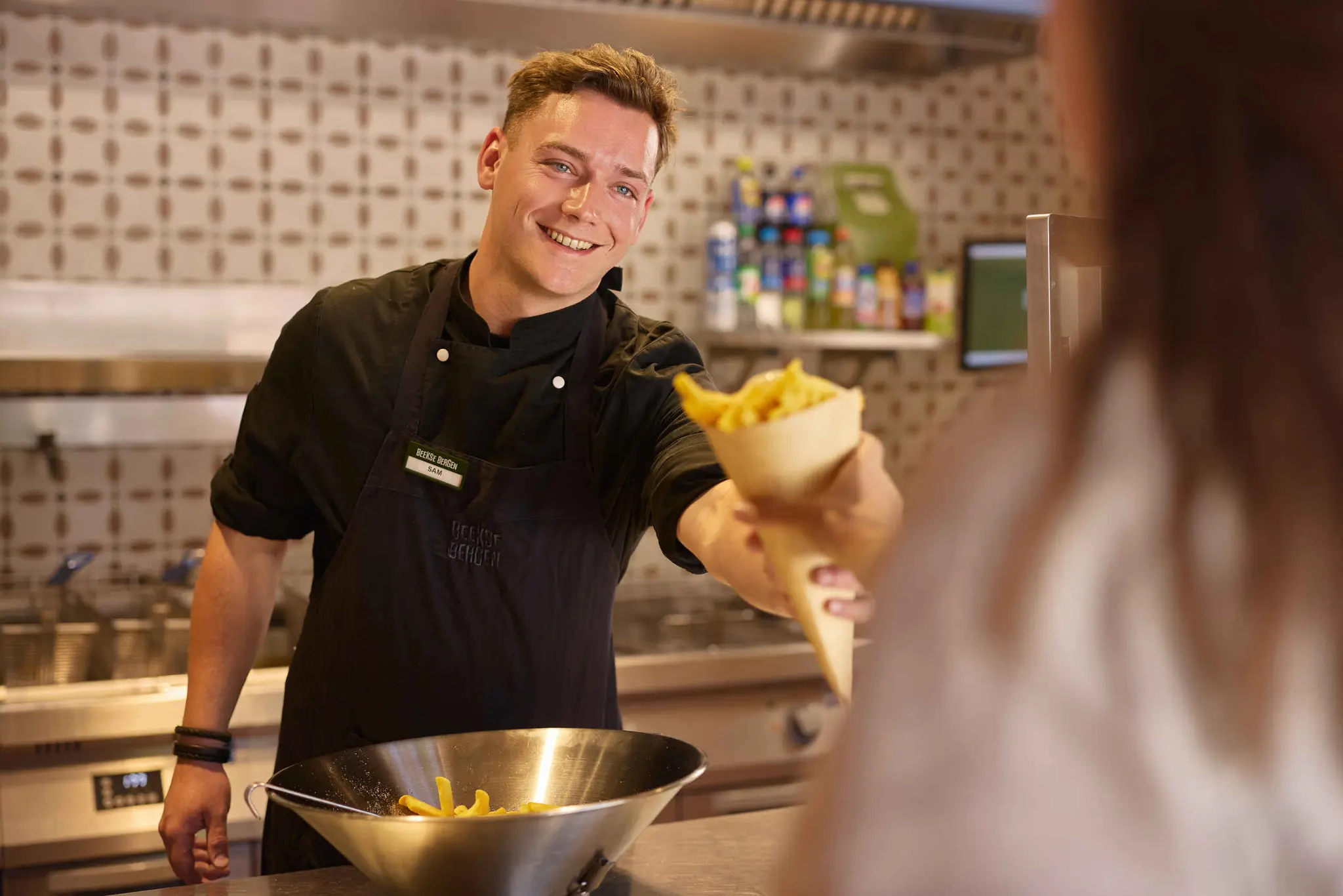 Een horeca medewerkers in Safaripark Beekse Bergen