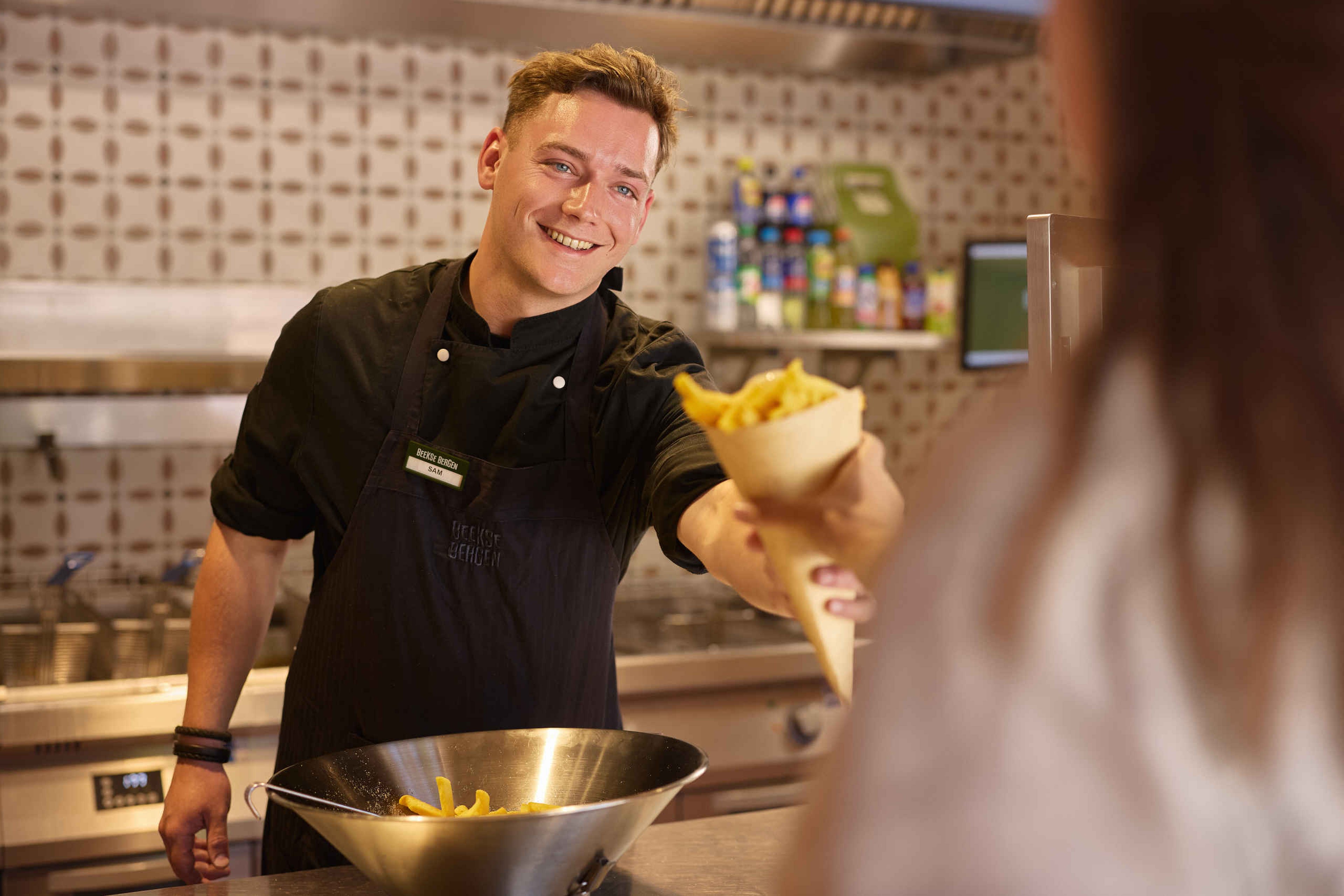 Een horeca medewerkers in Safaripark Beekse Bergen
