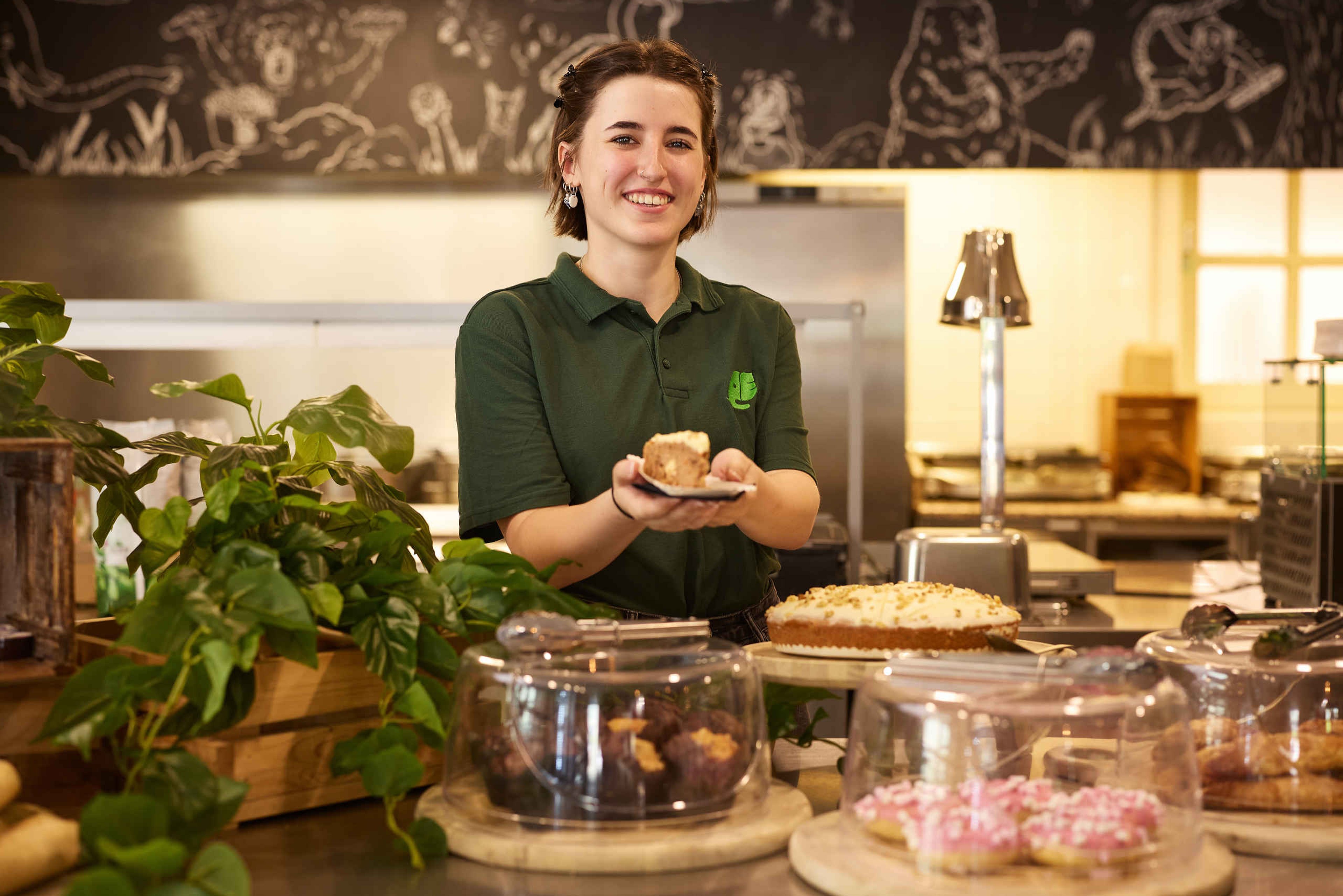 Horeca medewerker met taart in Eindhoven Zoo
