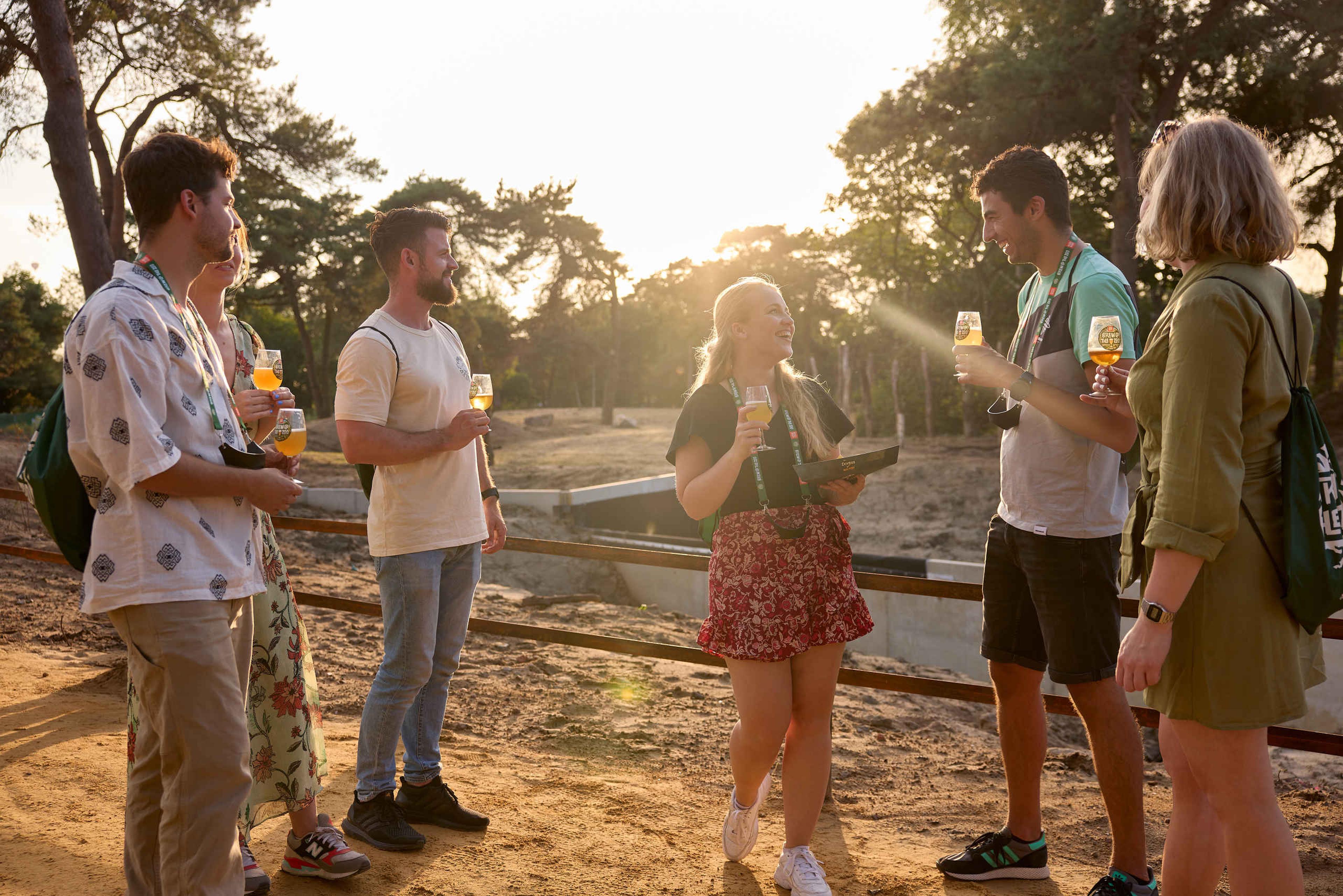 Een groep vrienden drinken biertjes tijdens Brew@theZoo in Safaripark Beekse Bergen
