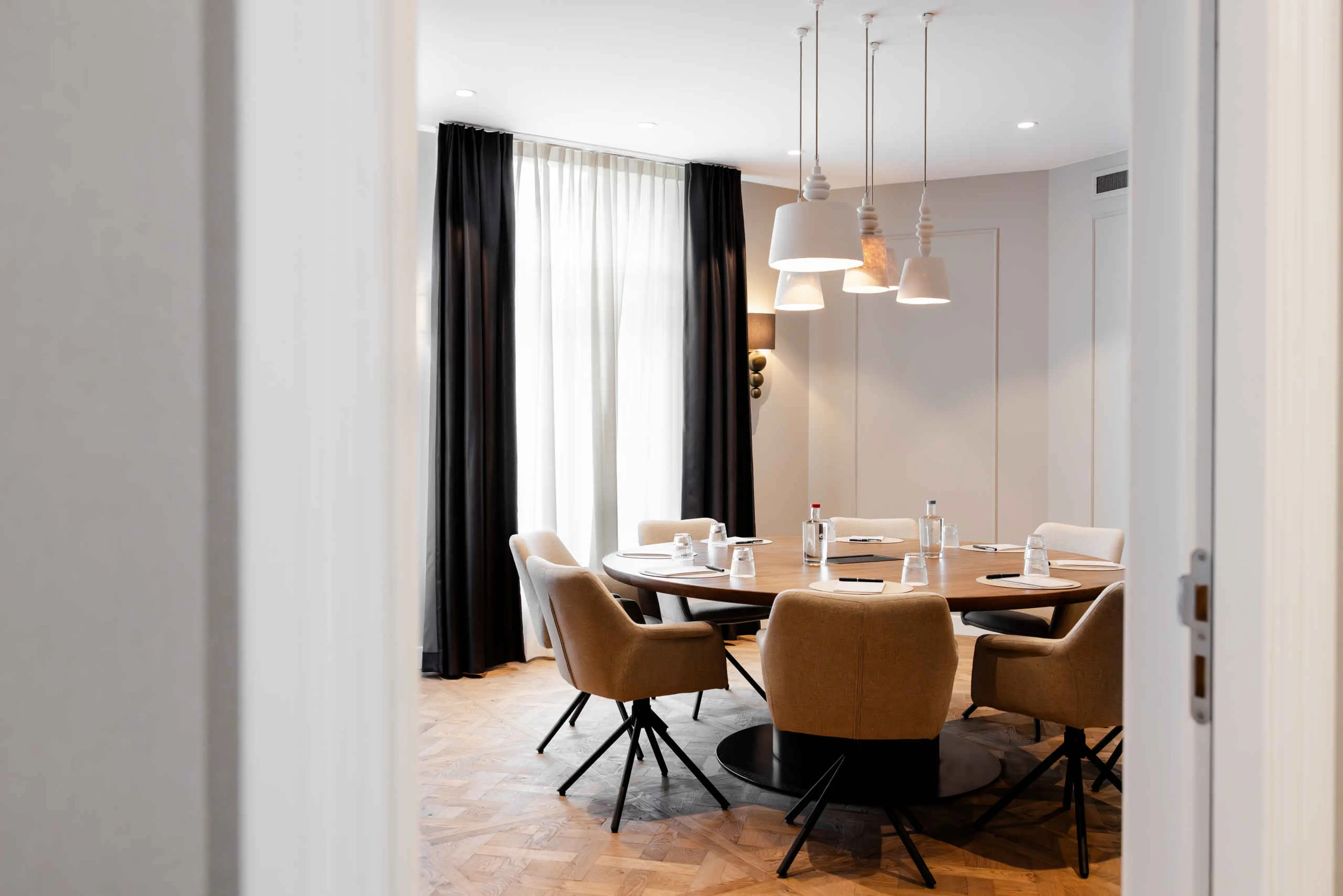 Inkijk in de vergaderruimte Salon 1 in Kasteel Steenenburg