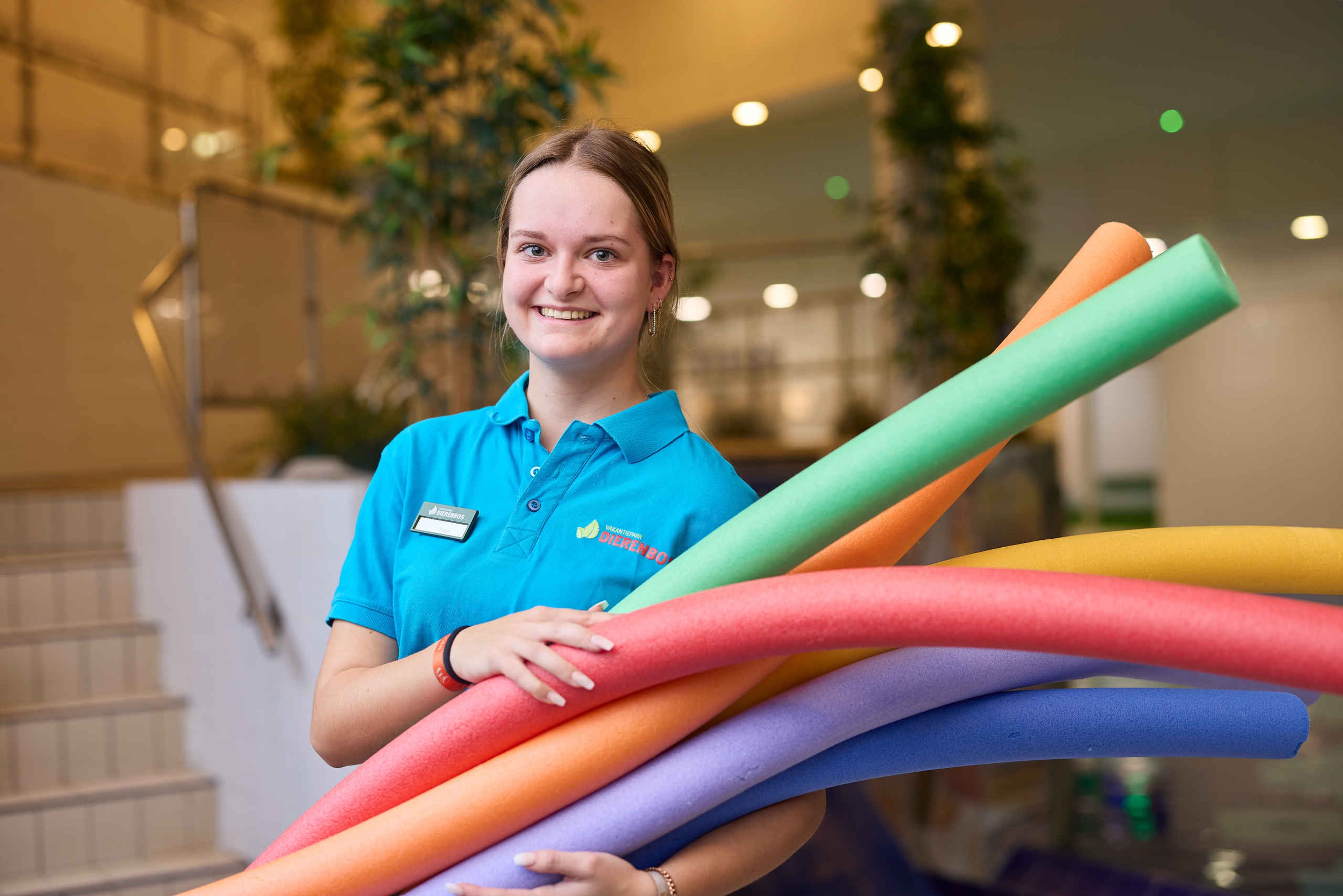 Medewerkster bij het zwembad van Vakantiepark Dierenbos