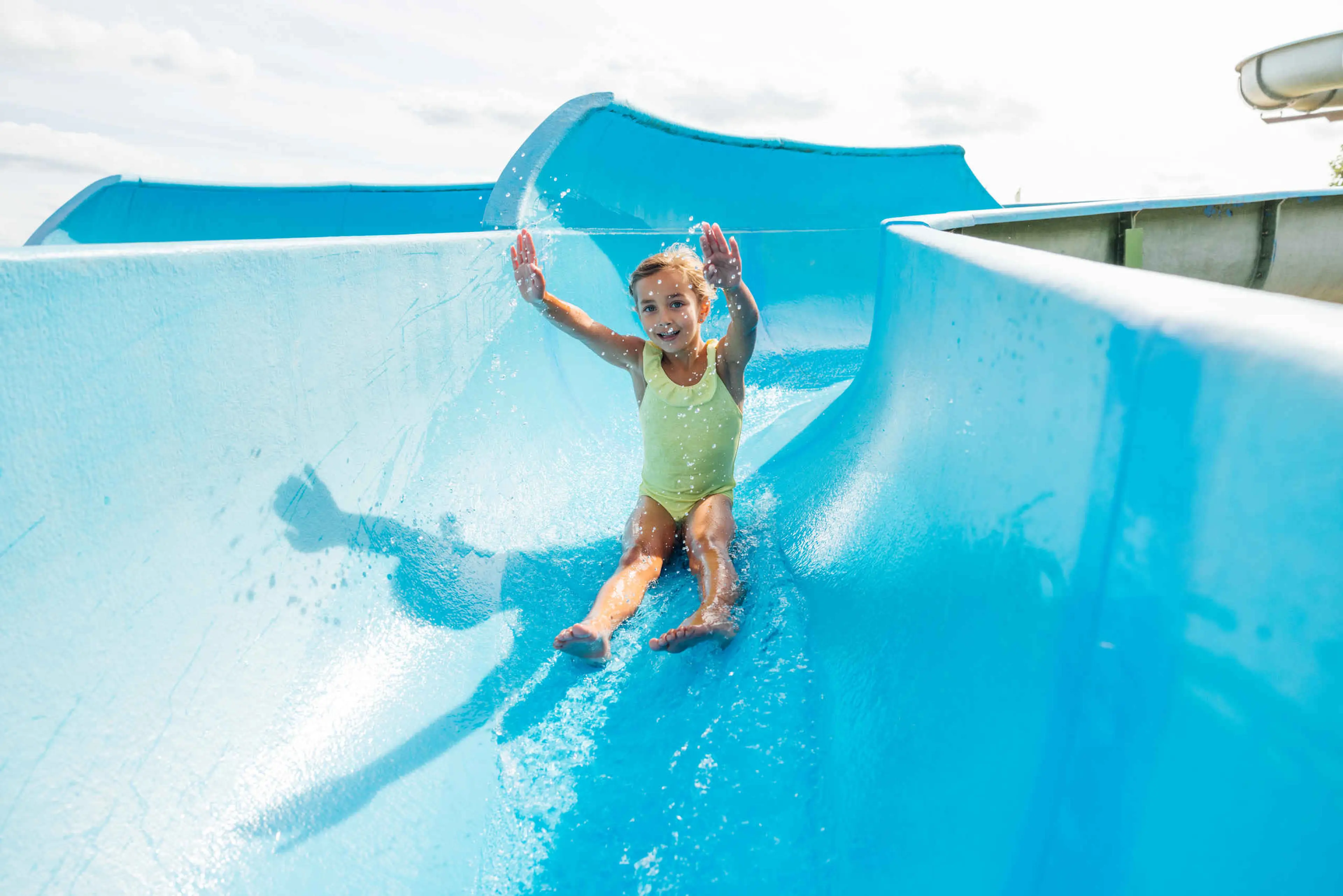 Meisje op de waterglijbaan bij Speelland Beekse Bergen