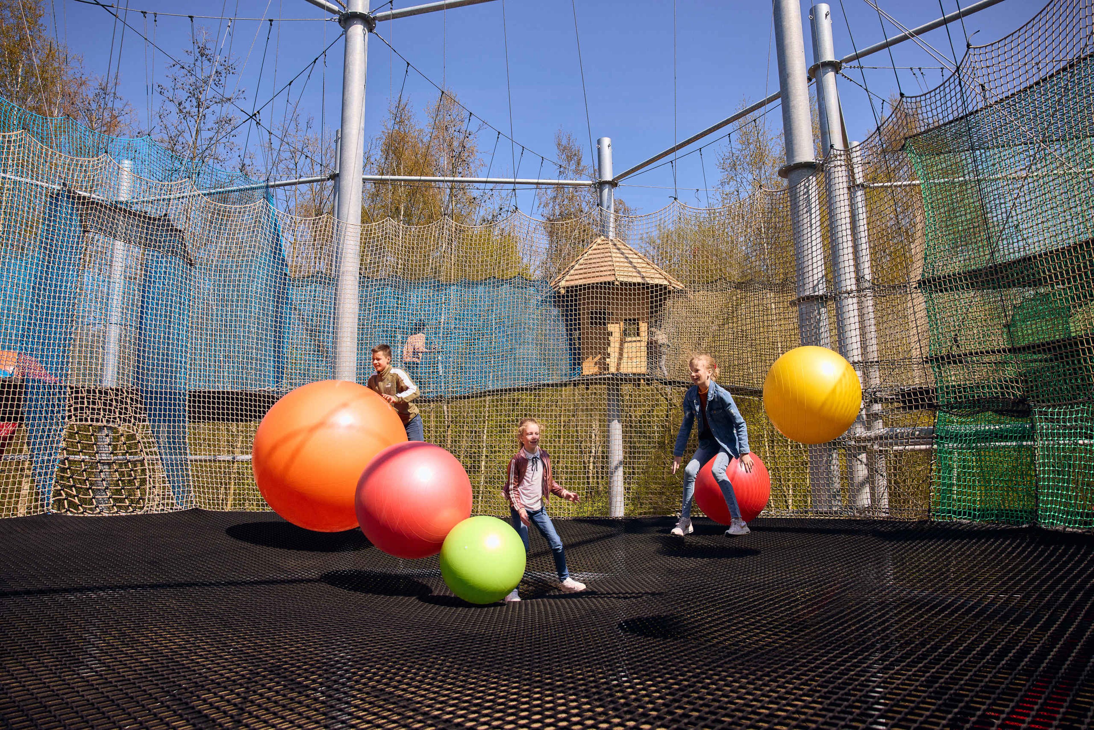 Kinderen spelen in het Netten Adventure bij Klimrijk Brabant
