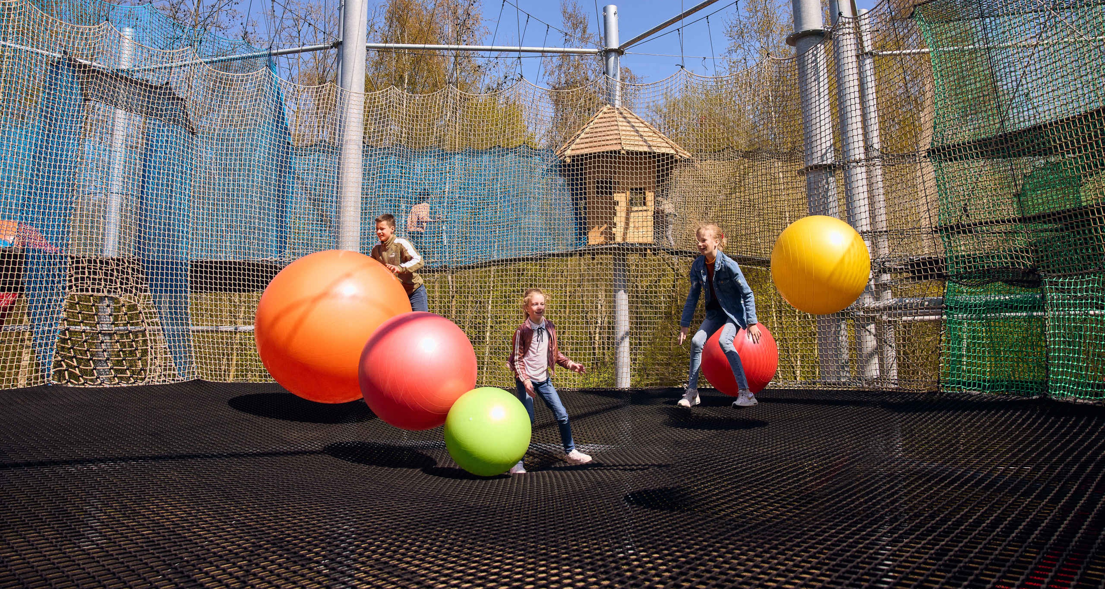 Kinderen spelen in het Netten Adventure bij Klimrijk Brabant