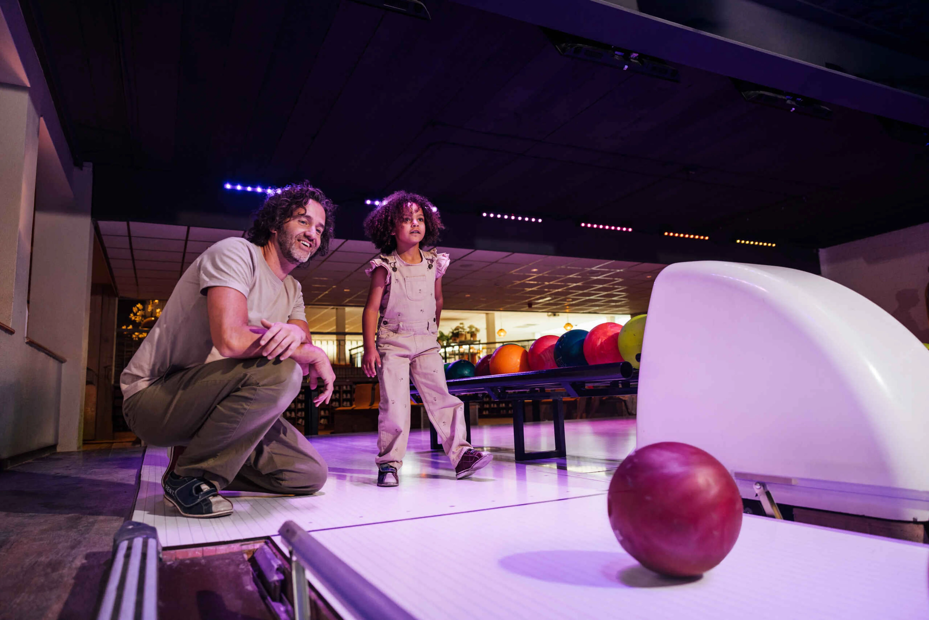 Meisje en vader aan het bowlen in Vakantiepark Dierenbos