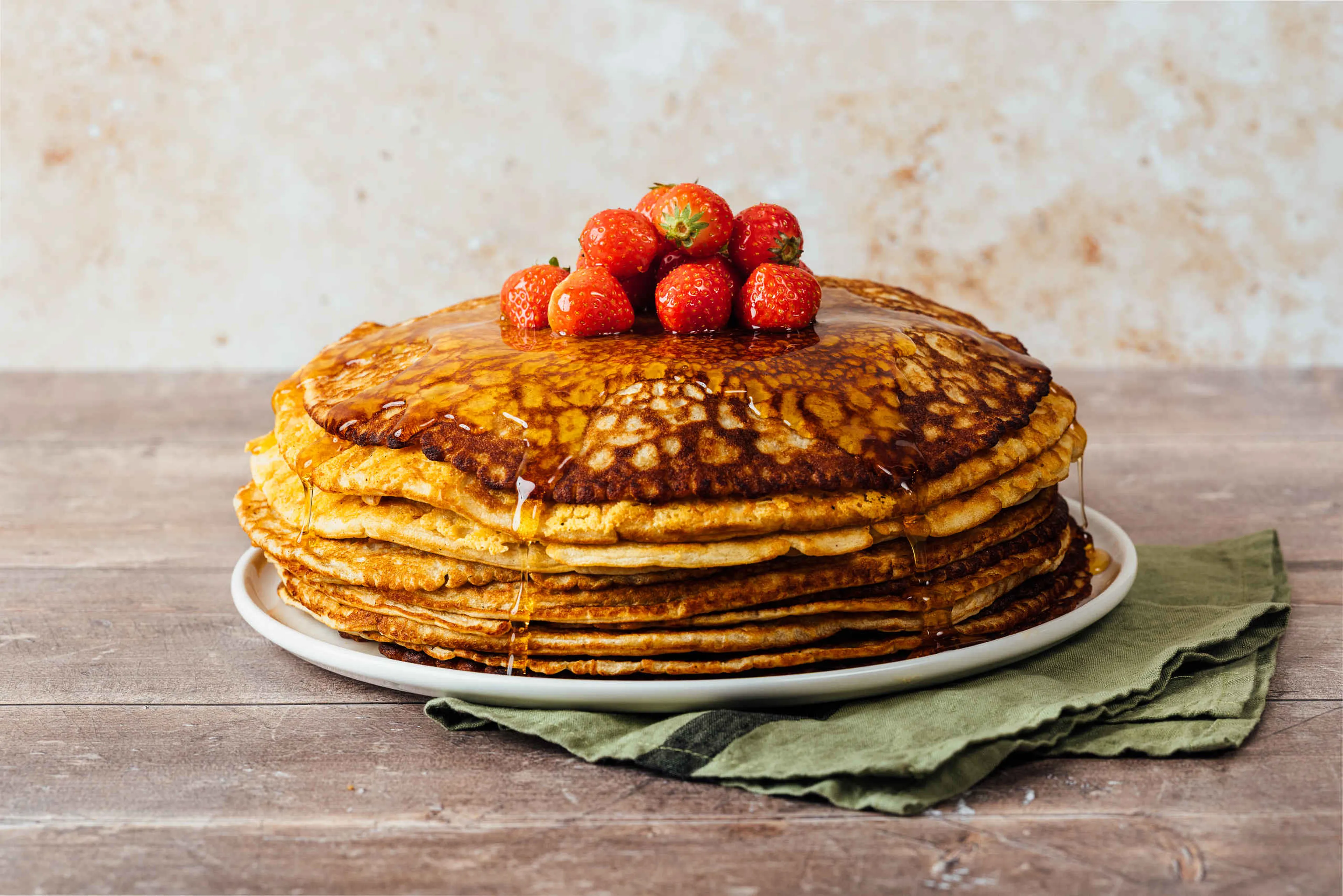 Stapel pannenkoeken met stroop en aardbeien bij Wanyama in Safaripark Beekse Bergen