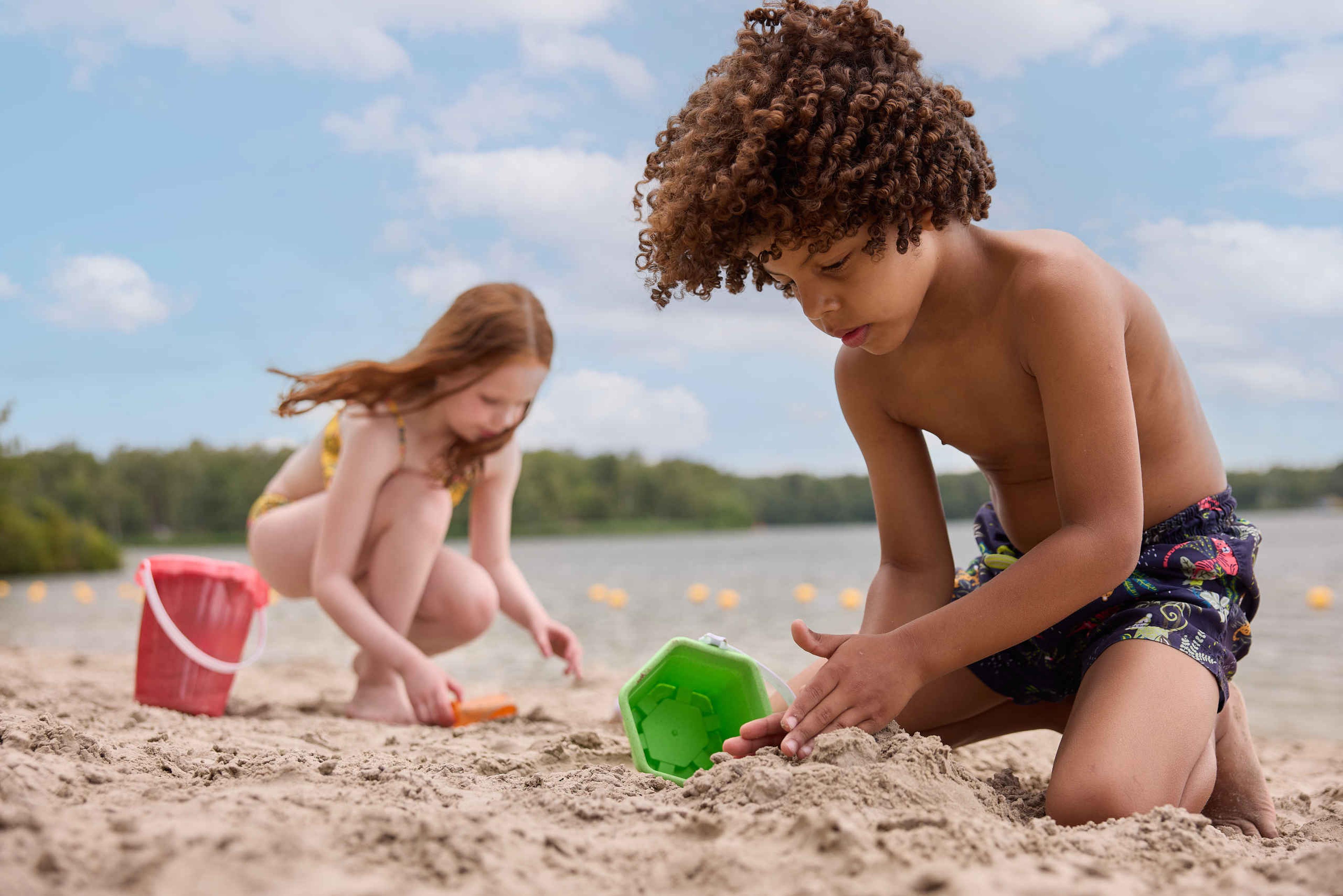 Twee kinderen spelen op het strand bij Speelland Beekse Bergen