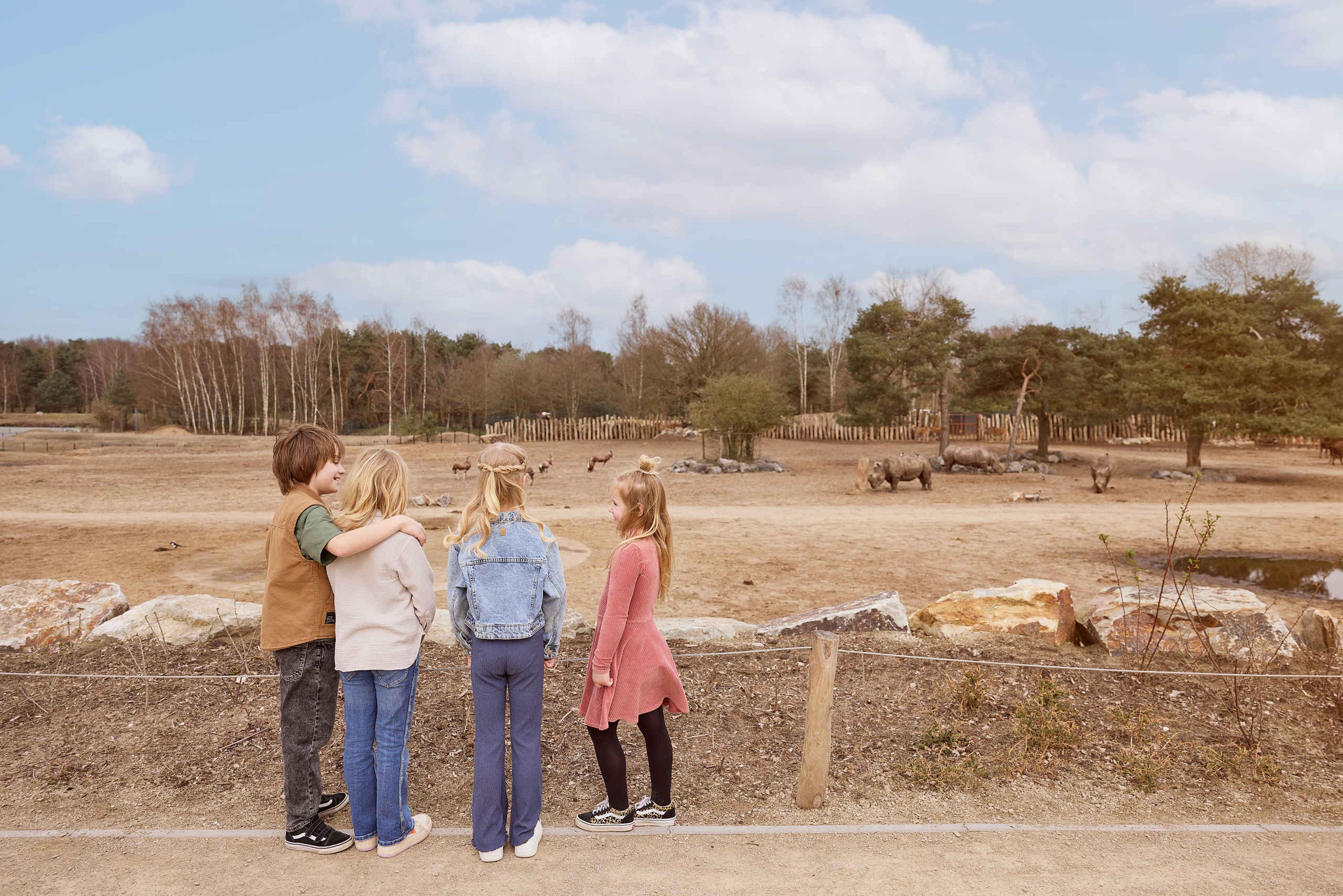 Kinderfeestje kinderen bij de breedlipneushoorn op de neushoornvlakte in Safariapark Beekse Bergen