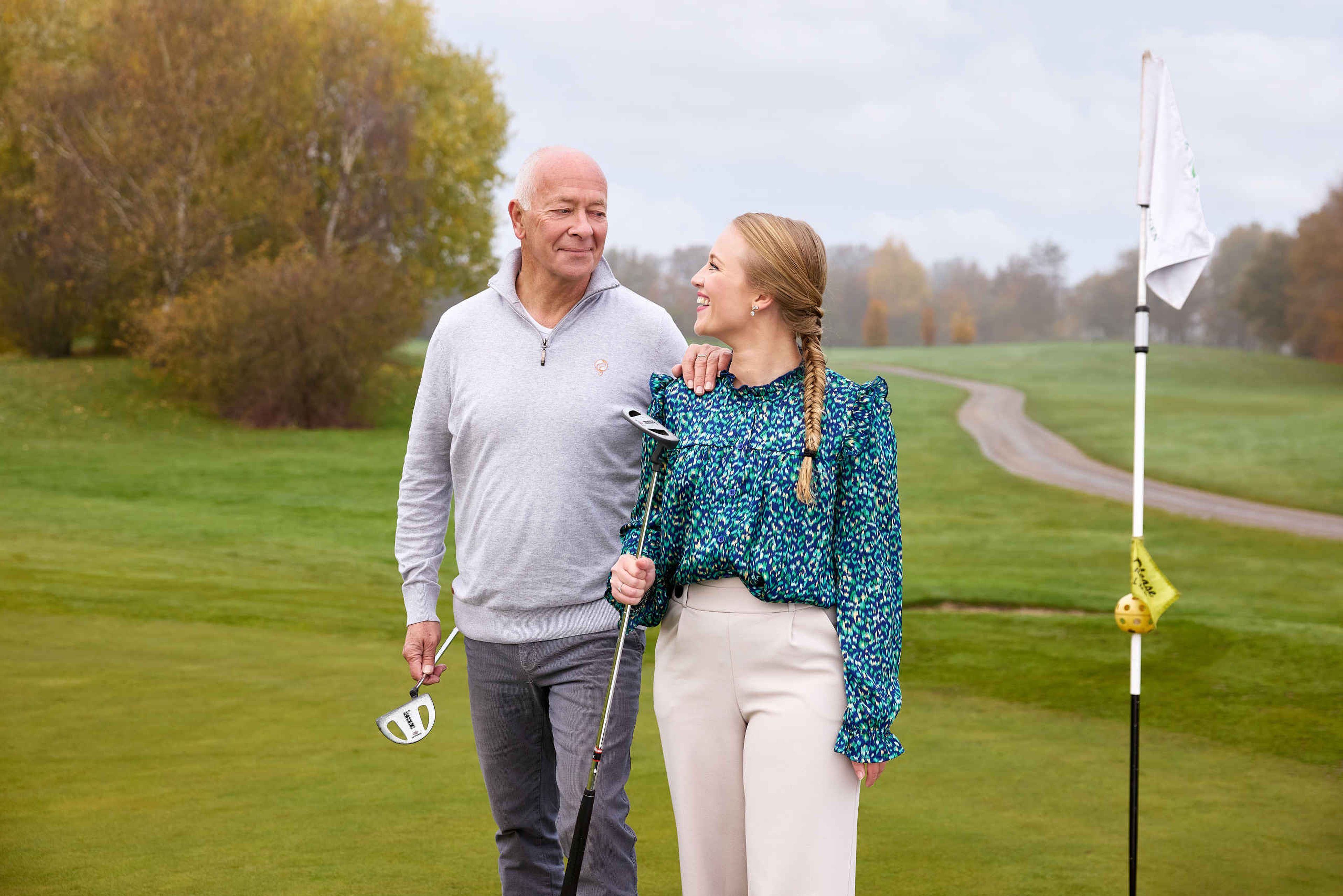 Vader en dochter aan het golven op de golfbaan van Golf De Gulbergen