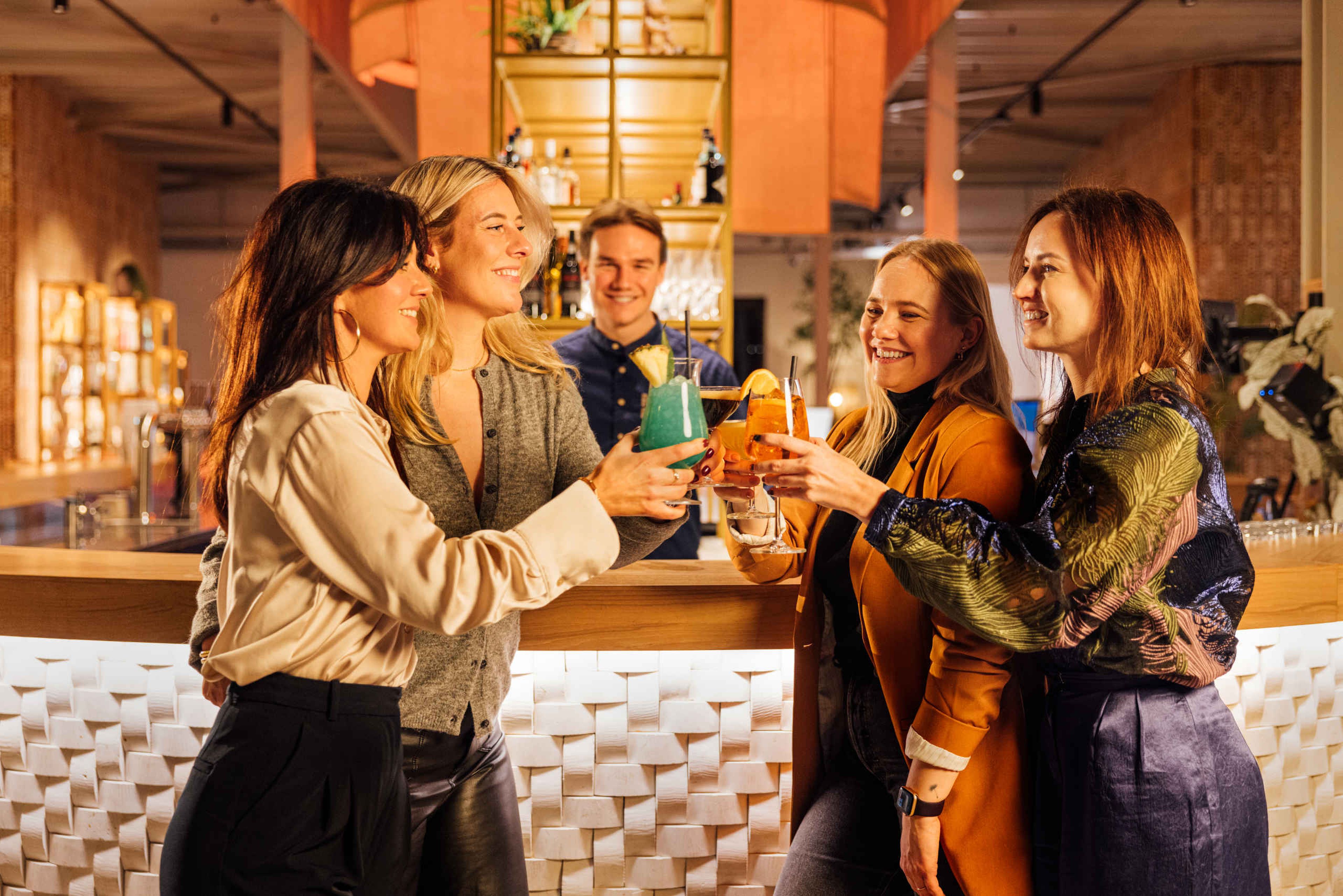 Een groep vriendinnen proost met cocktails bij Hogon Bar & Lounge bij Safari Hotel Beekse Bergen.