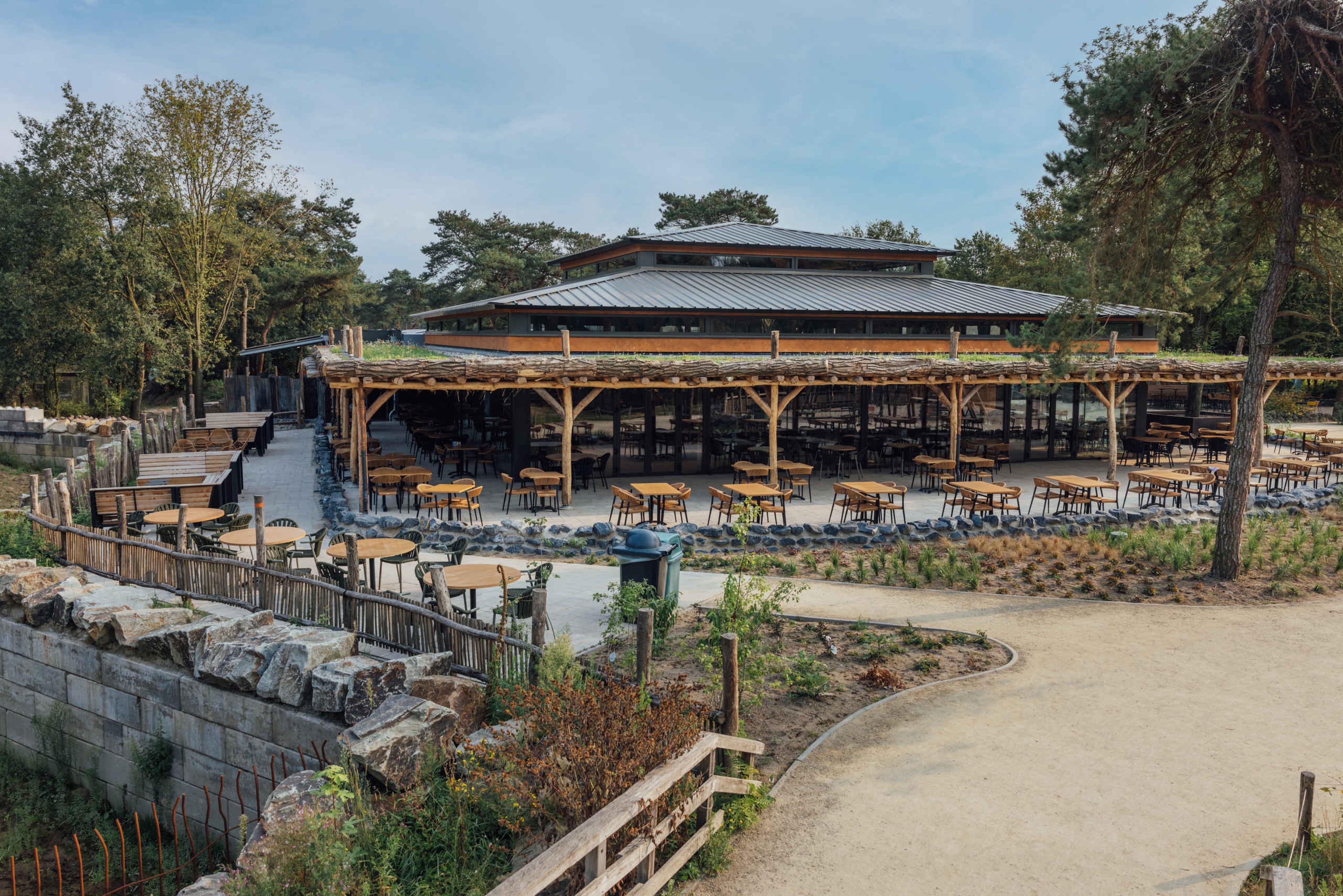 Afrikadorp overzichtsfoto van restaurant Mugunda in Safaripark Beekse Bergen