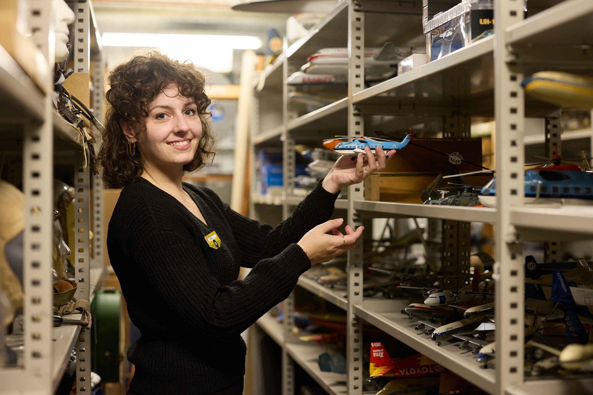 Een medewerken in het archief van Luchtvaartmuseum Aviodrome