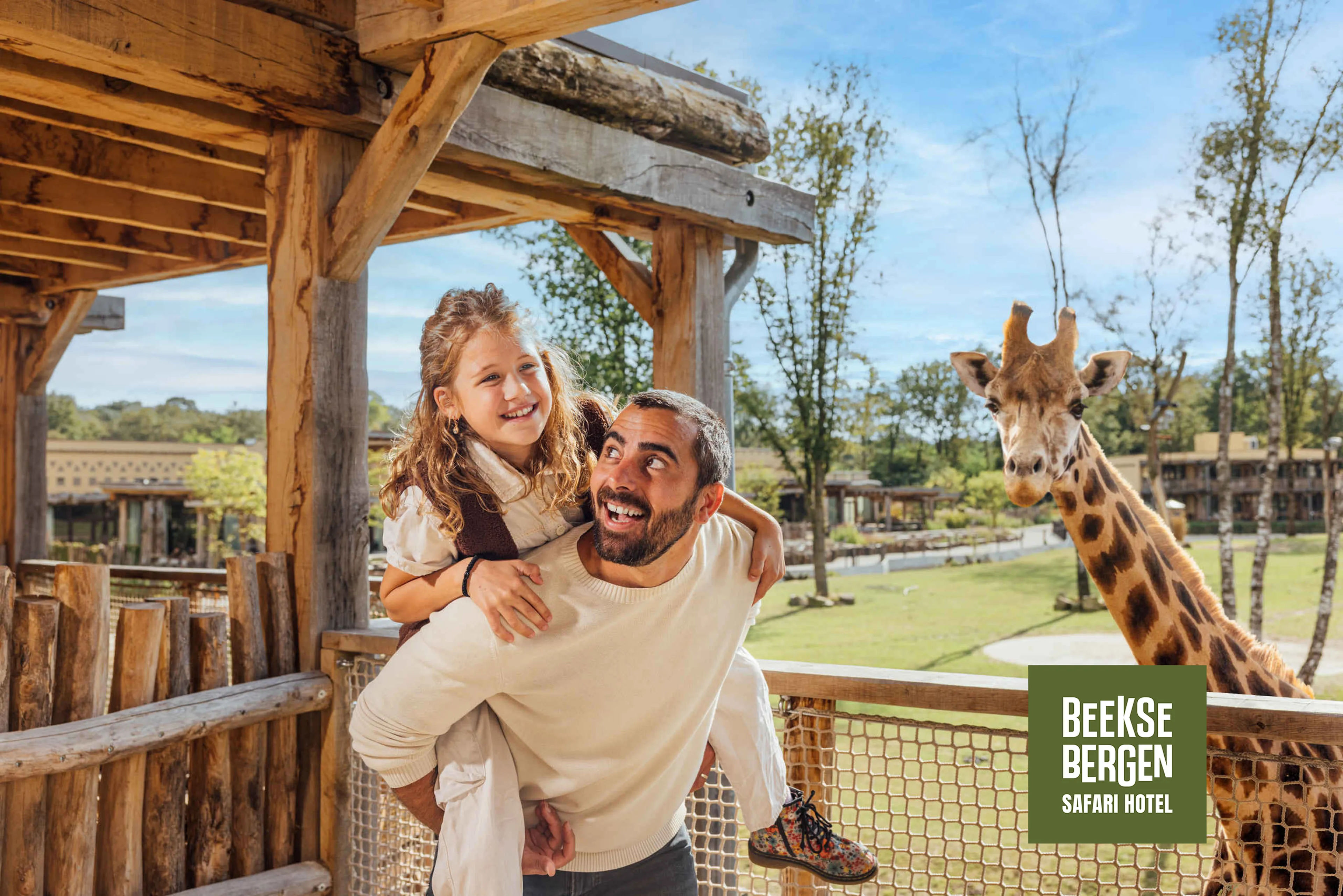 Giraf bij hotelkamer met vader en dochter in Safari Hotel Beekse Bergen