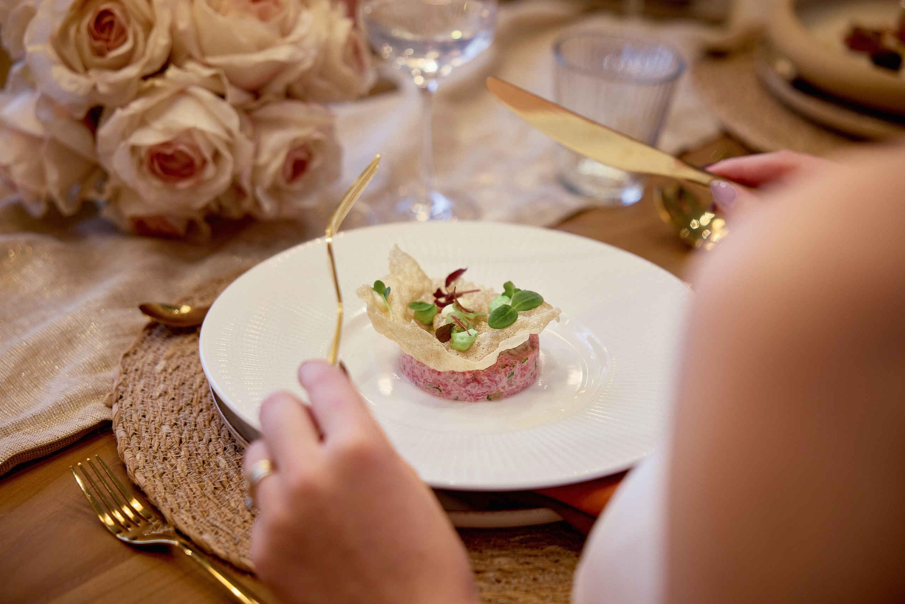 Close-up diner tijdens bruiloft in Kasteel Steenenburg