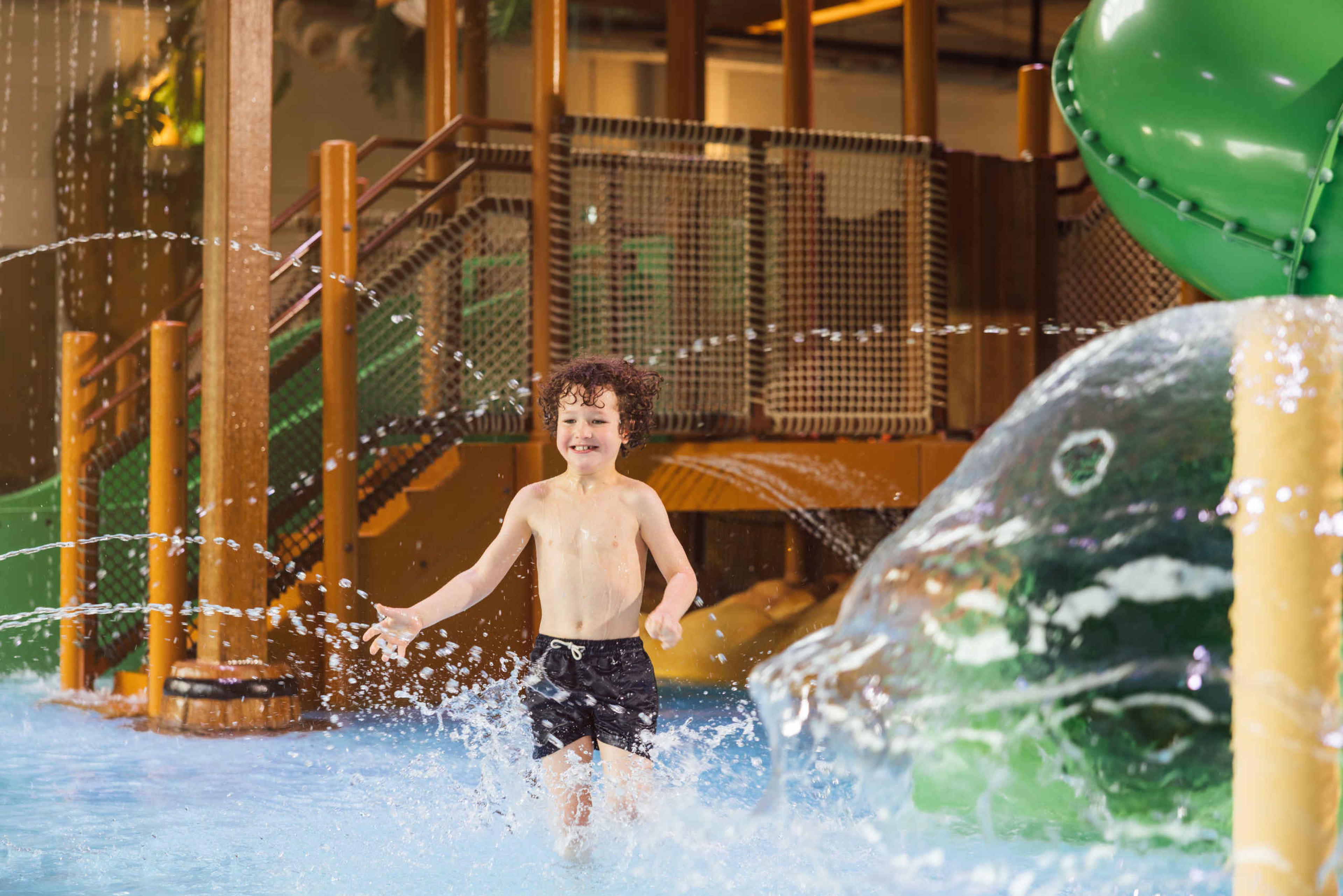 Jongen is aan het zwemmen in Etsi Pool op Lake Resort in Beekse Bergen