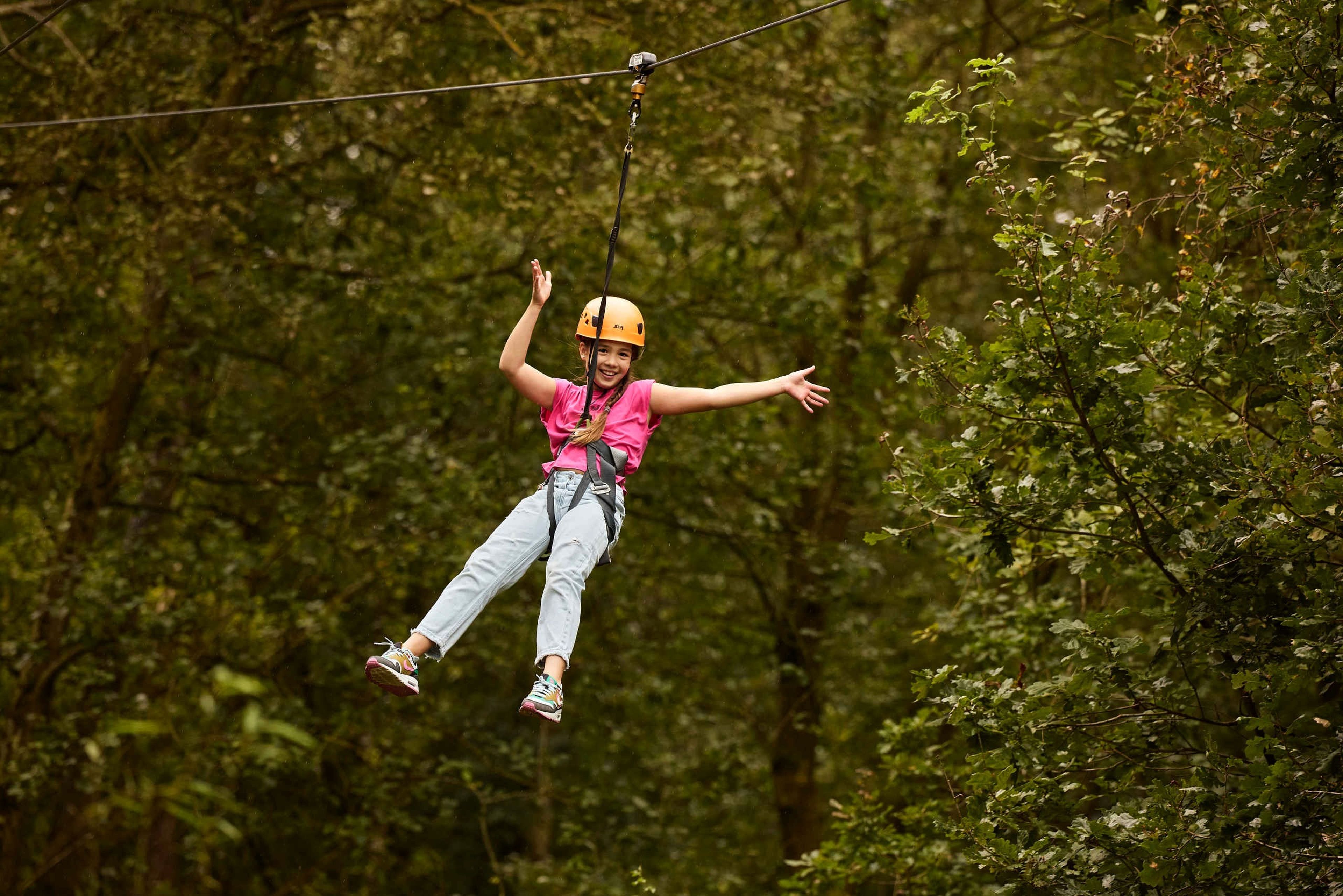 meisje gaat van de ziplijn bij Klimrijk Brabant.