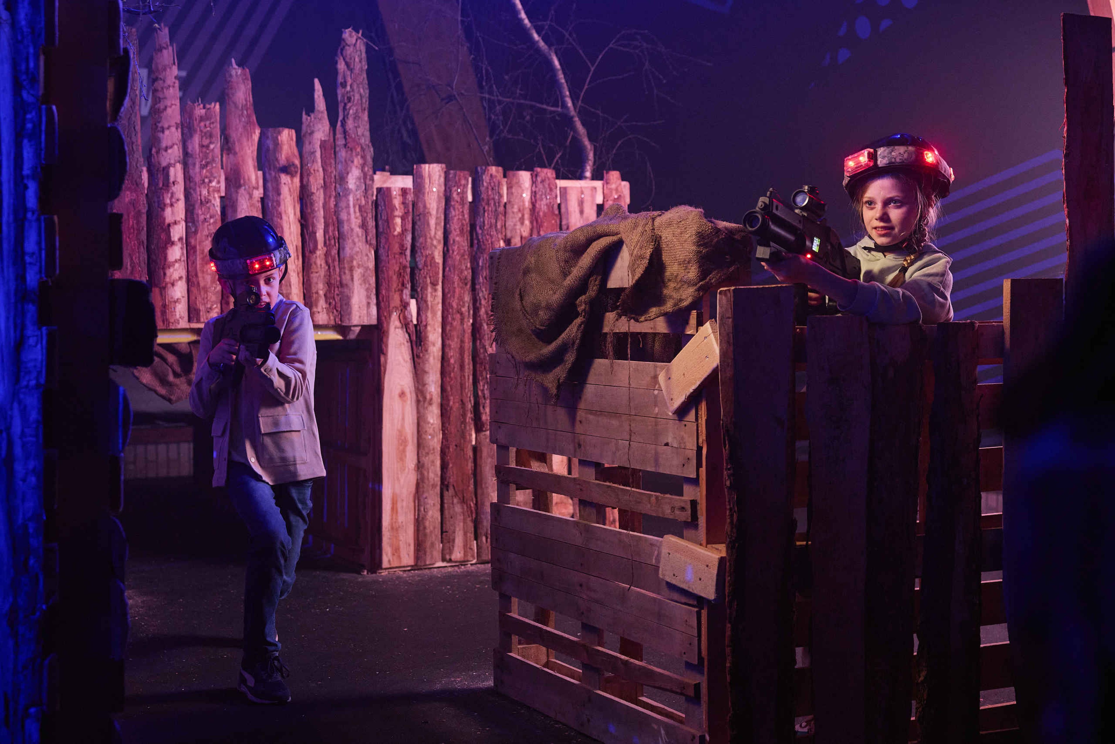 Klimrijk indoor lasergamen jongen meisje actie