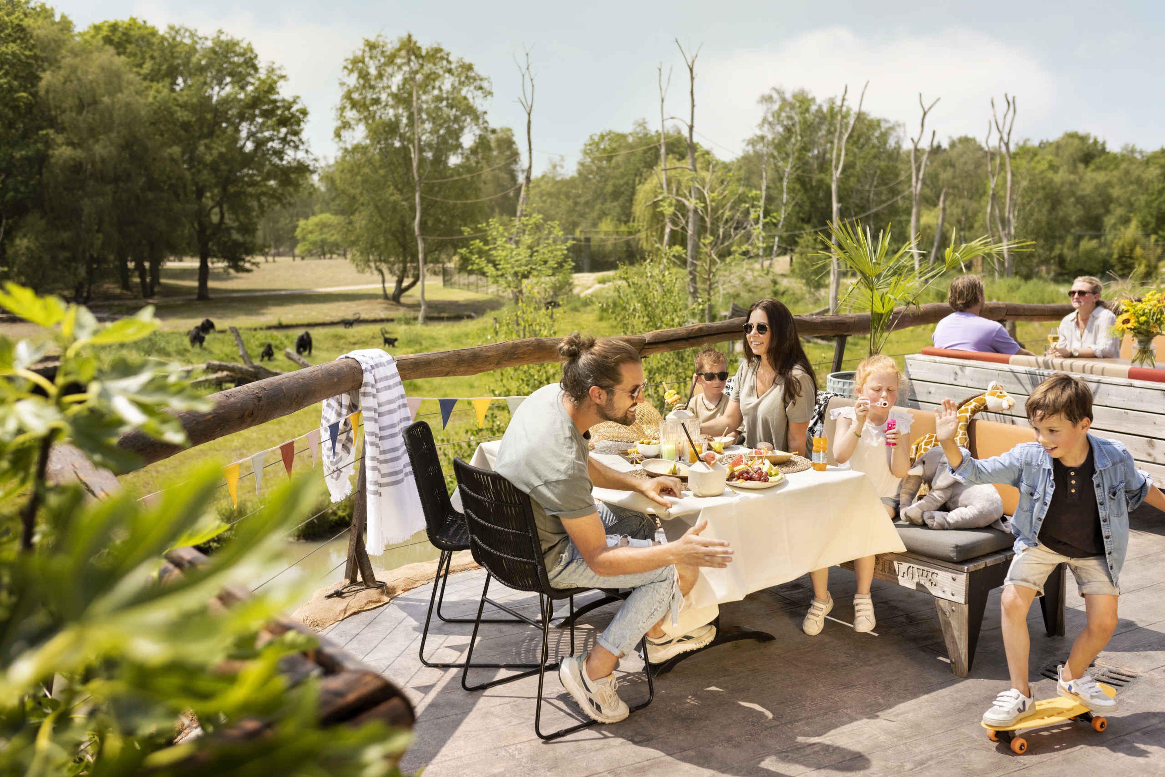 Terras horeca bij de gorilla's gezin is aan het eten in Safaripark Beekse Bergen