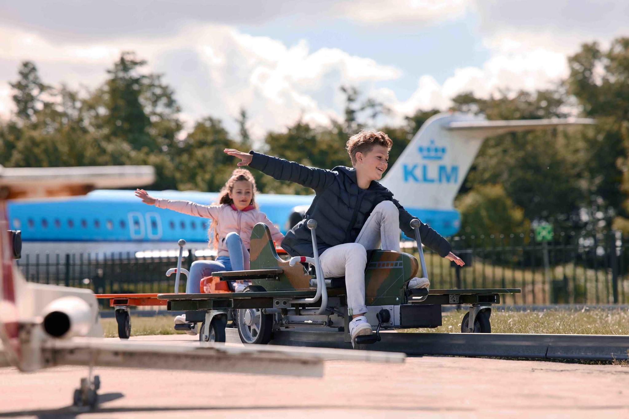 Kinderen op trapvliegtuigjes in het najaar in Luchtvaarmuseum Aviodrome