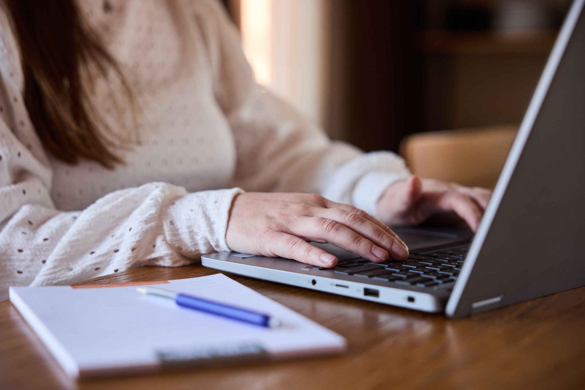 Medewerker werkt op een laptop