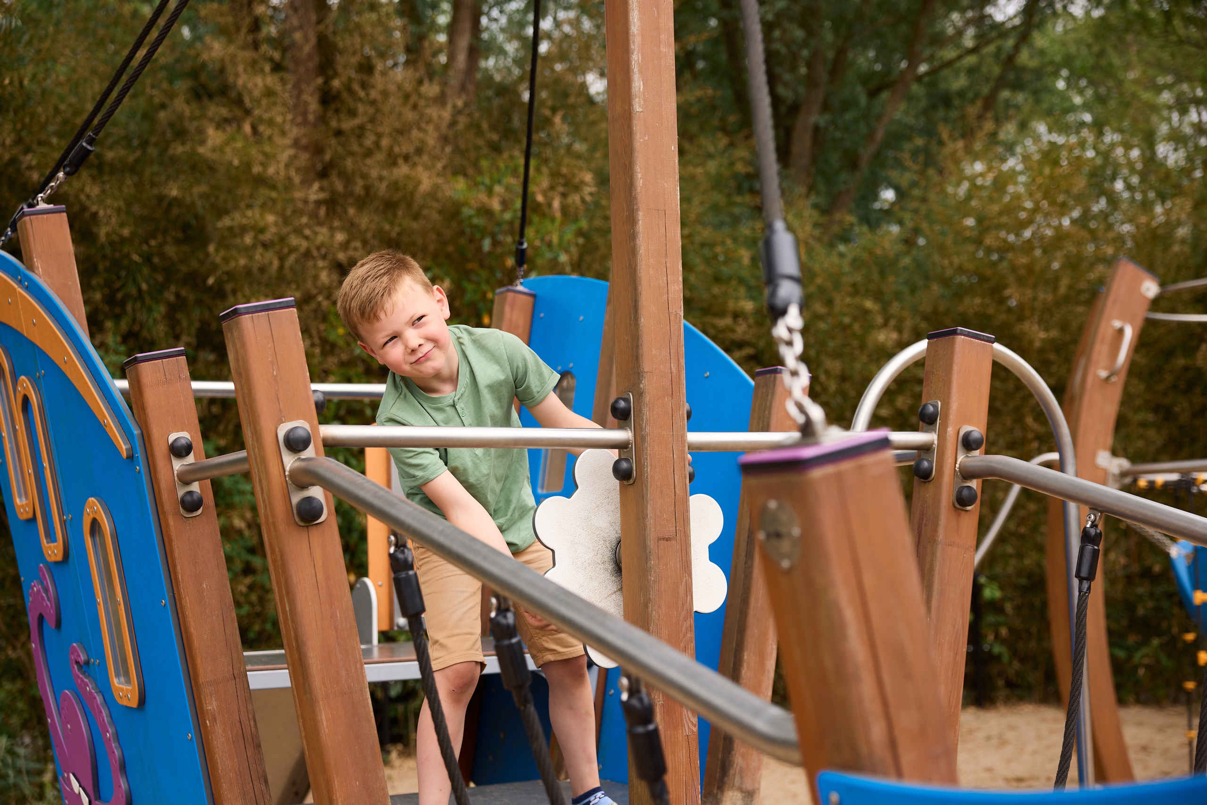 Jongen op schip klimtoestel in speeltuin AquaZoo Leeuwarden