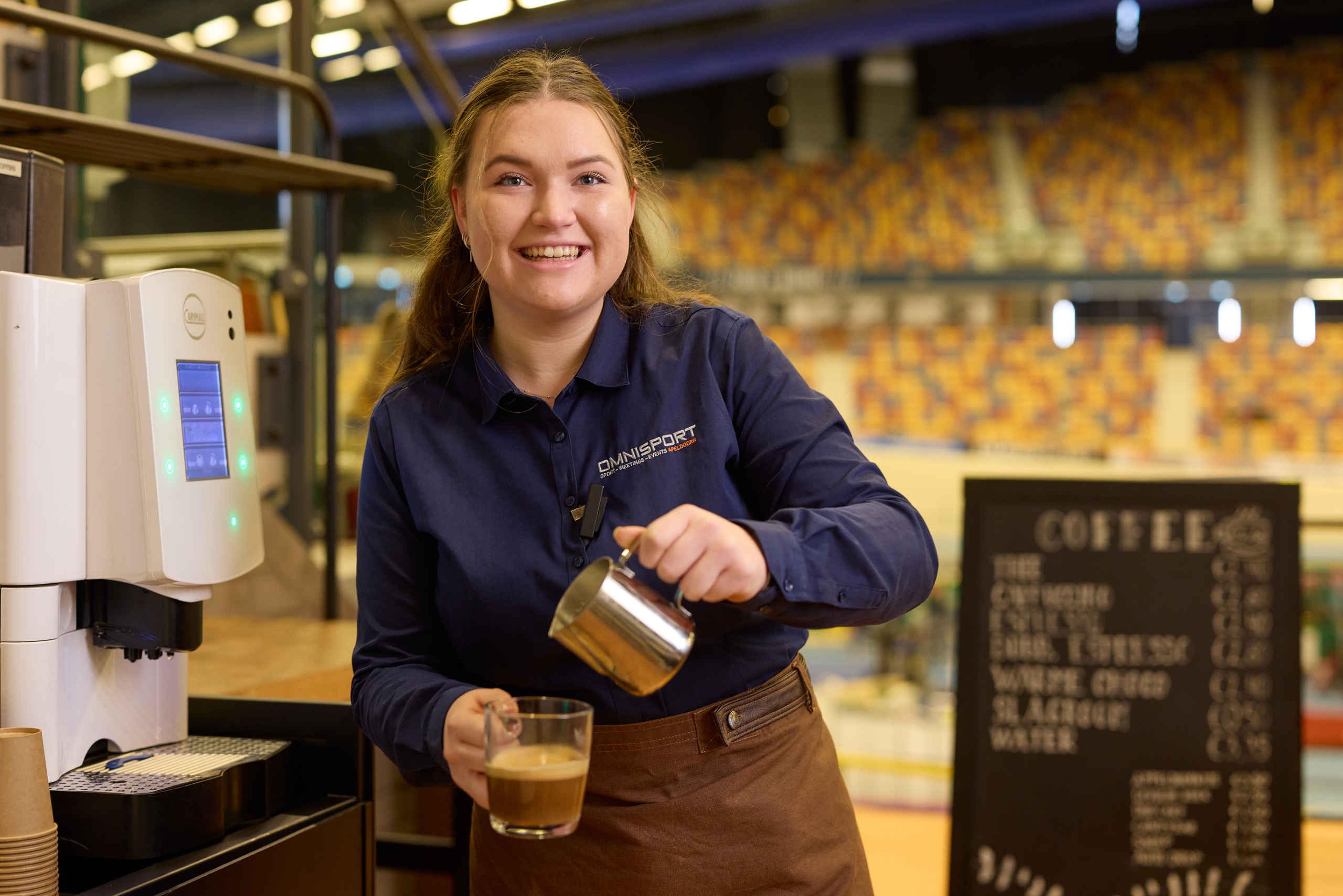 Horeca medewerker maakt koffie bij Omnisport Apeldoorn