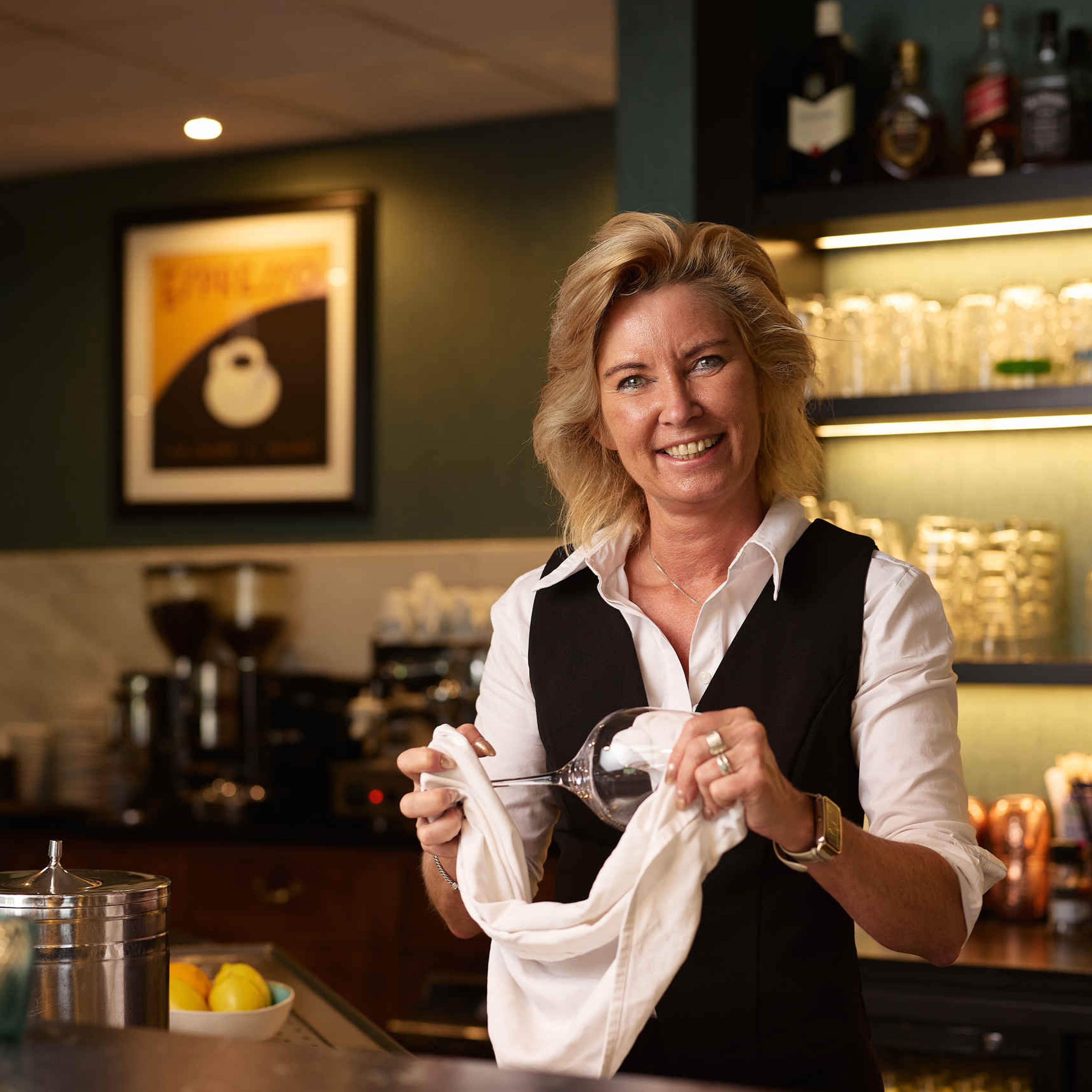 Barvrouw bij restaurant De Hooghe Bergh bij Golf De Gulbergen