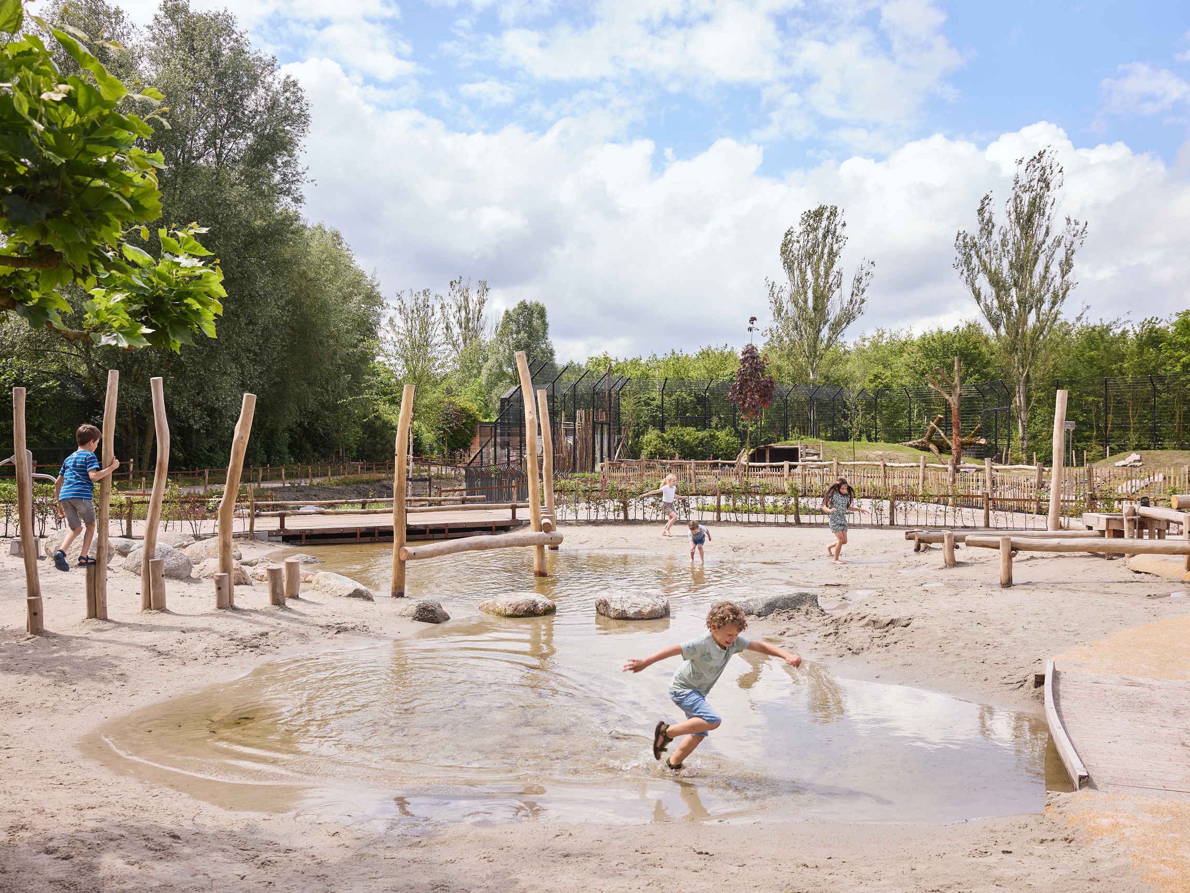 Kinderen spelen en rennen in de waterspeeltuin in Eindhoven Zoo.
