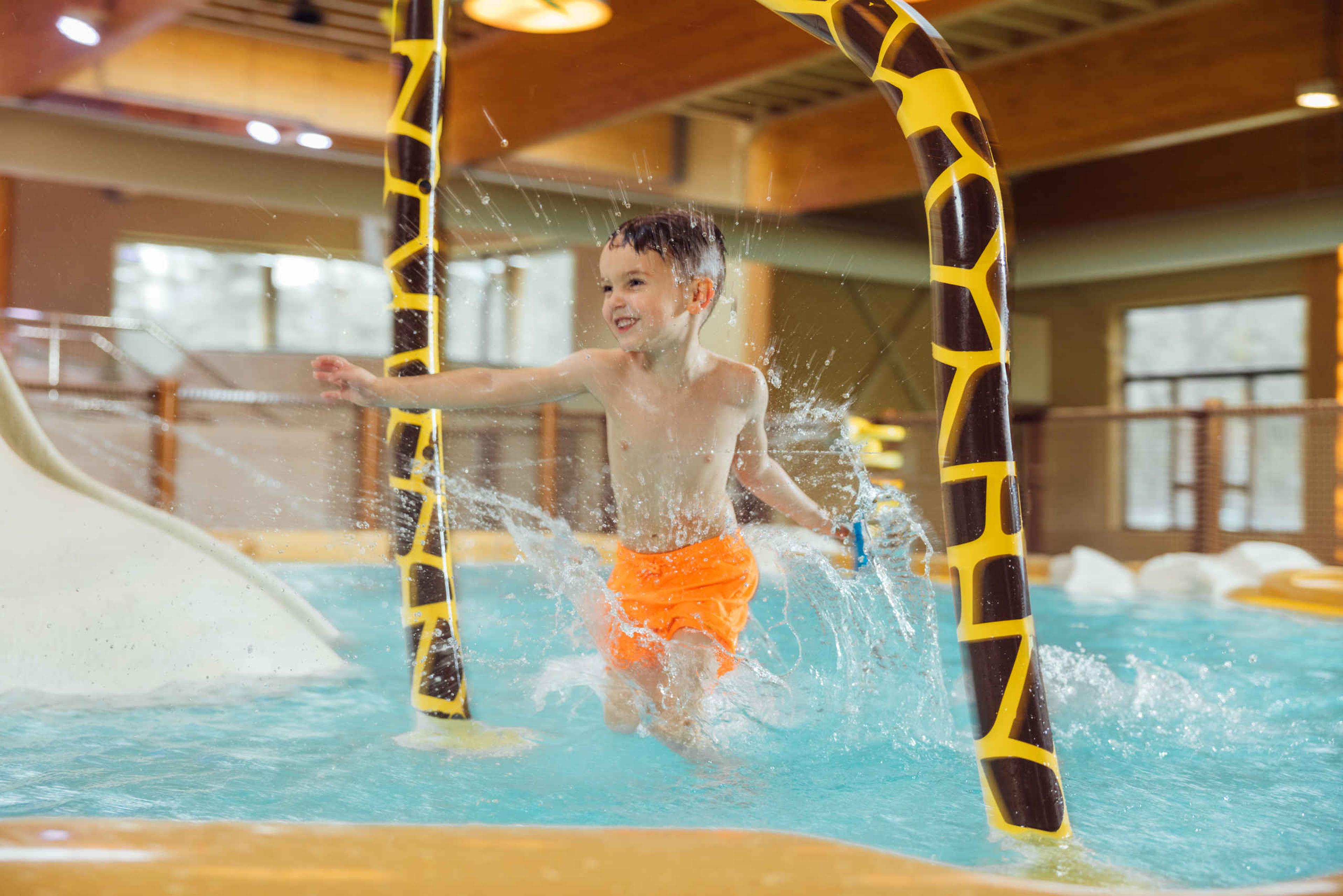 Kind spelen in het peuterbad in het zwembad van Safari Resort Beekse Bergen