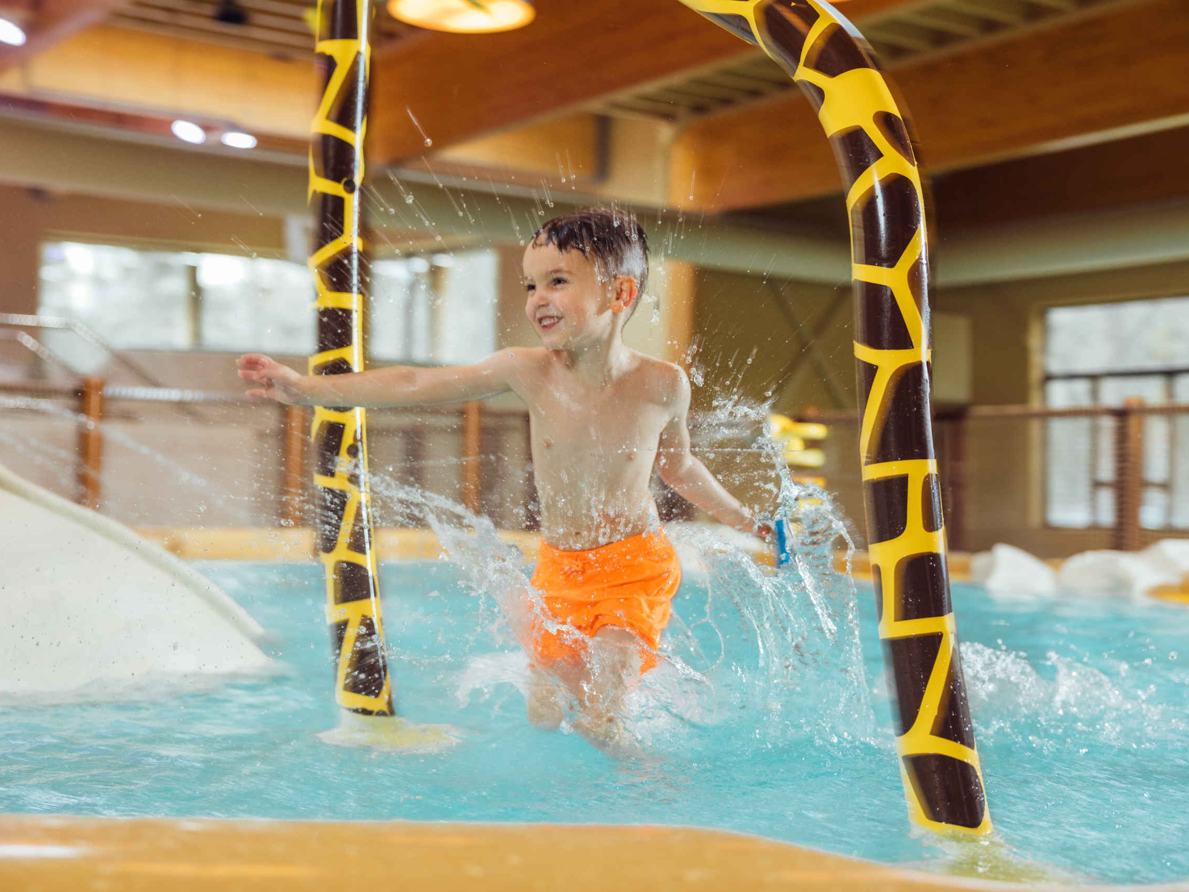 Kind spelen in het peuterbad in het zwembad van Safari Resort Beekse Bergen