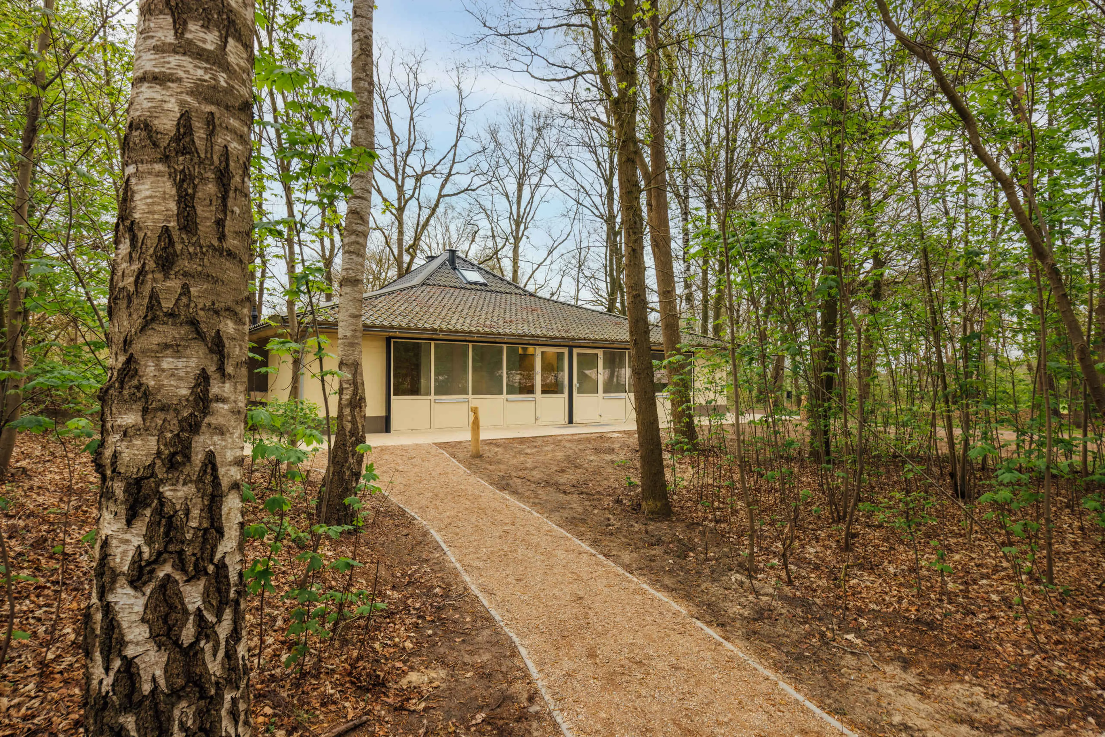 Exterieur en aanlooproute naar het sanitairgebouw op de camping van Lake Resort Beekse Bergen